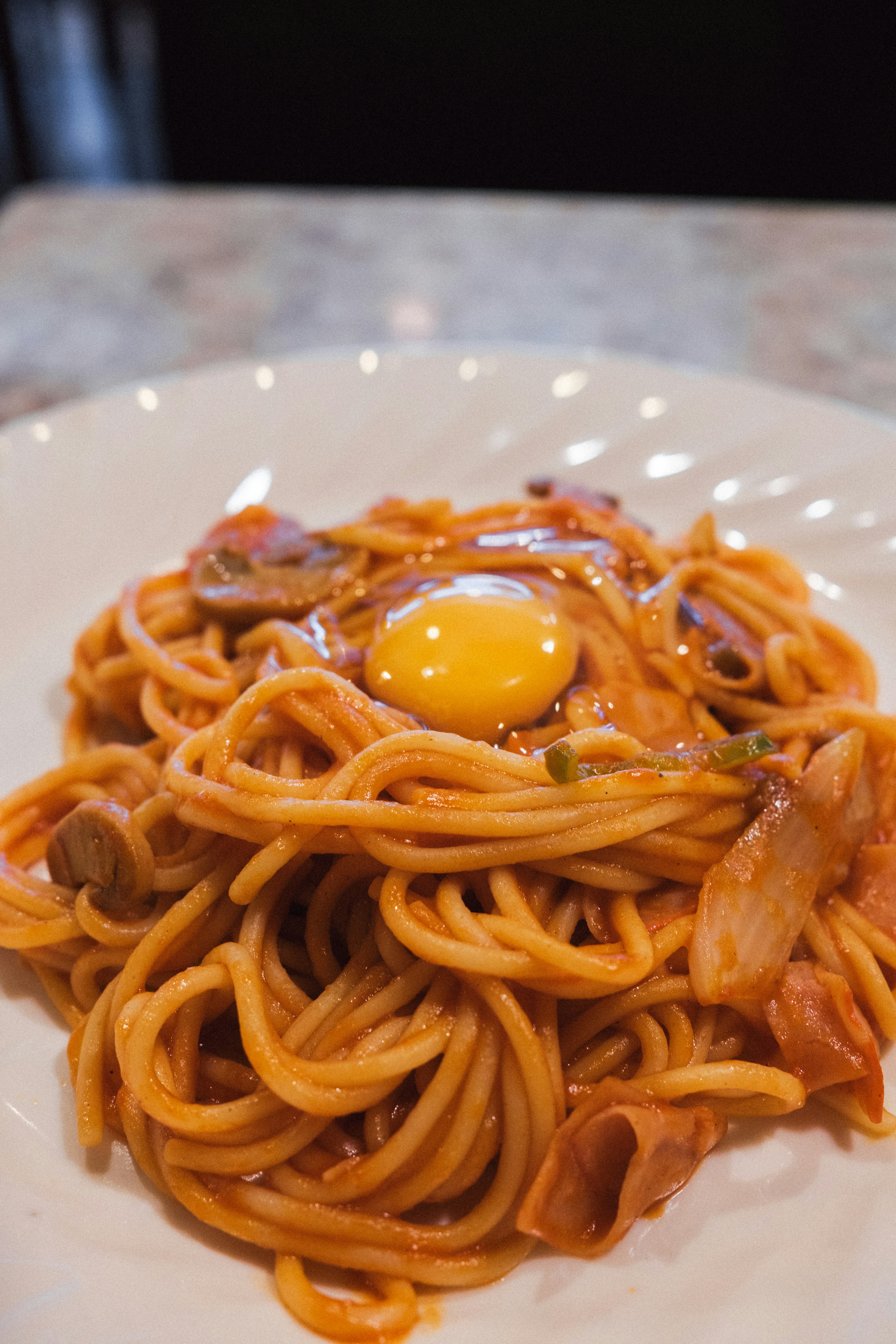 Piatto di spaghetti con tuorlo d'uovo sopra