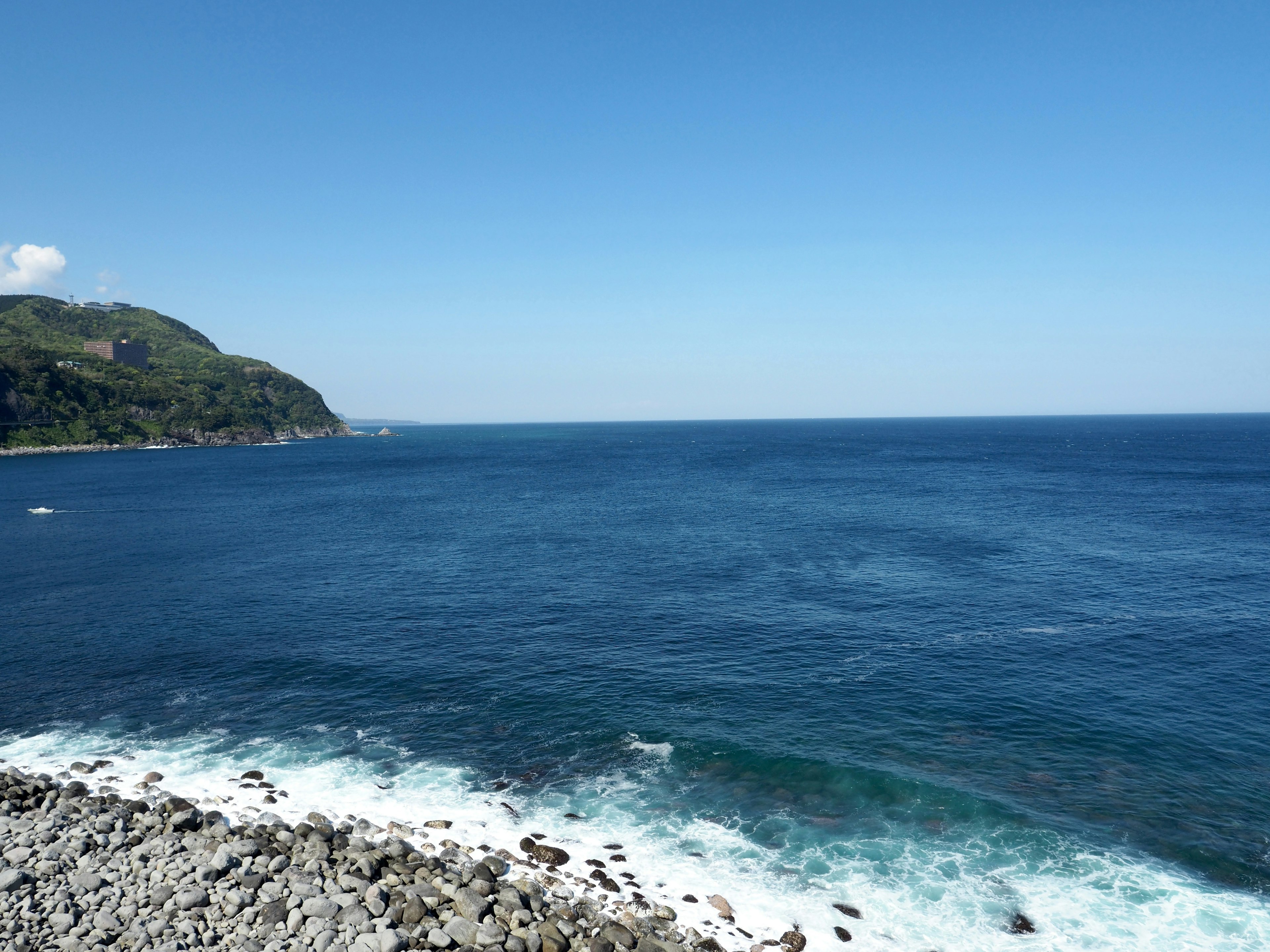 ทิวทัศน์ของมหาสมุทรสีฟ้าและชายหาดหิน