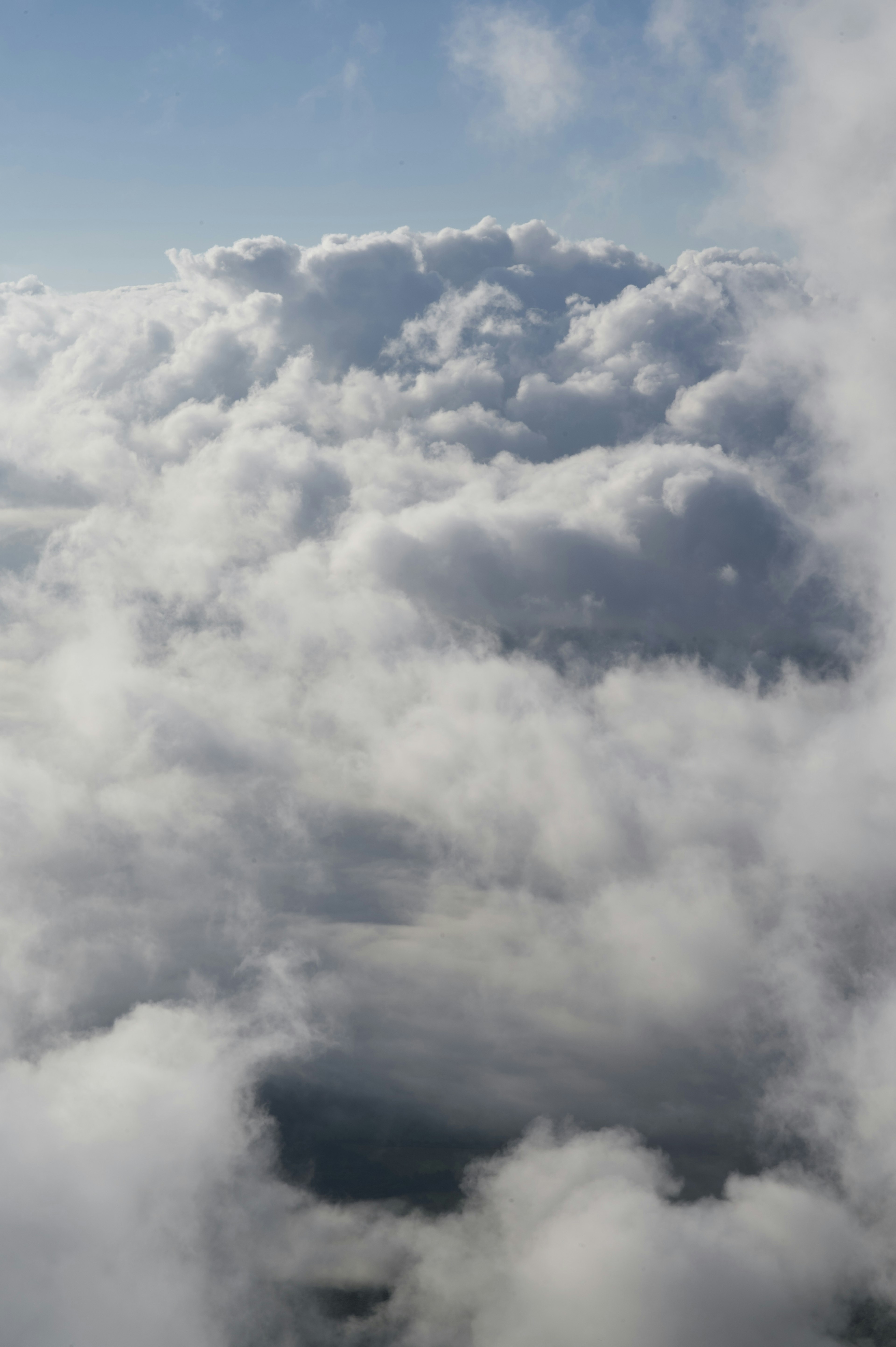 Pemandangan udara awan putih berbulu di langit biru