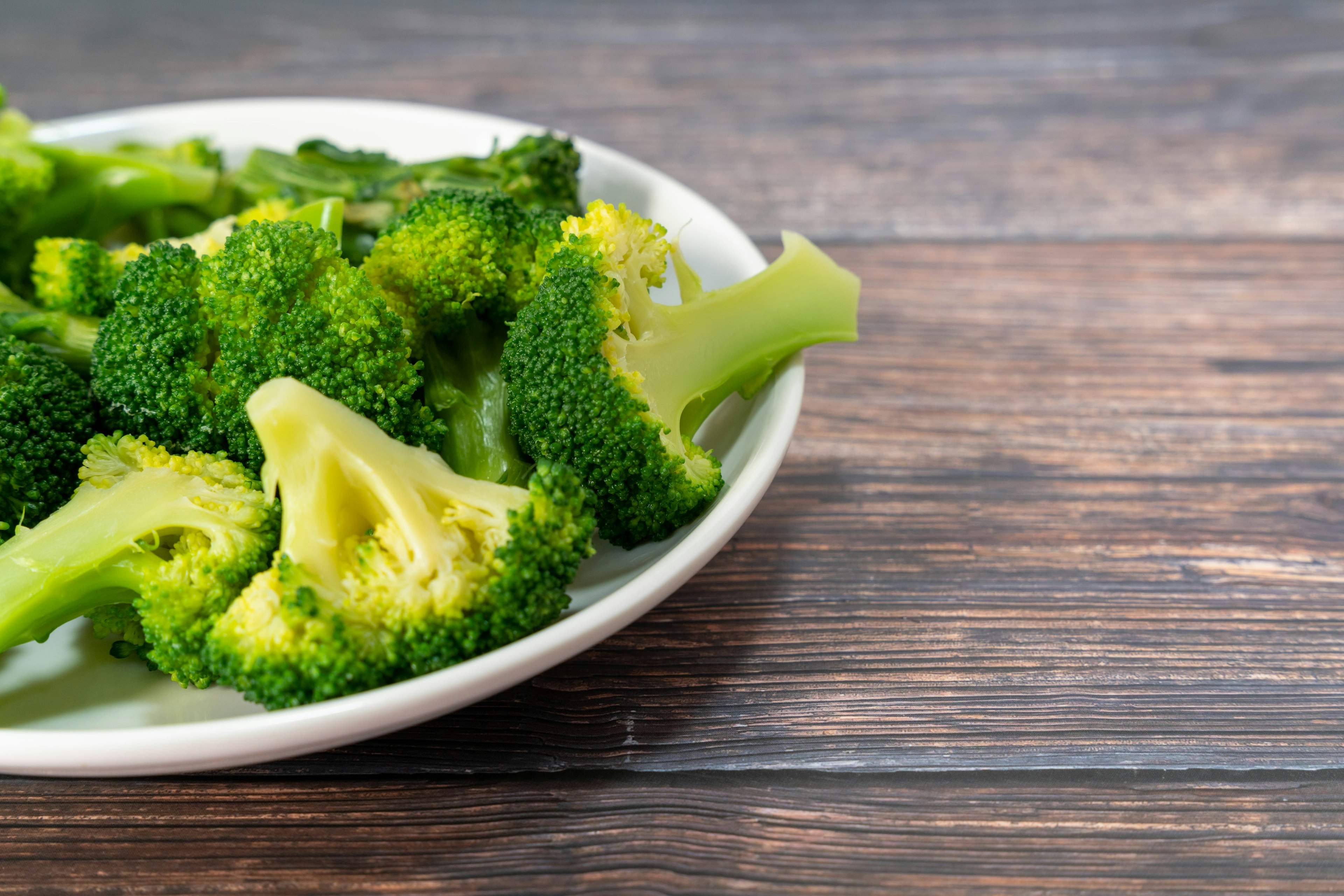 Primo piano di broccoli freschi su un piatto bianco