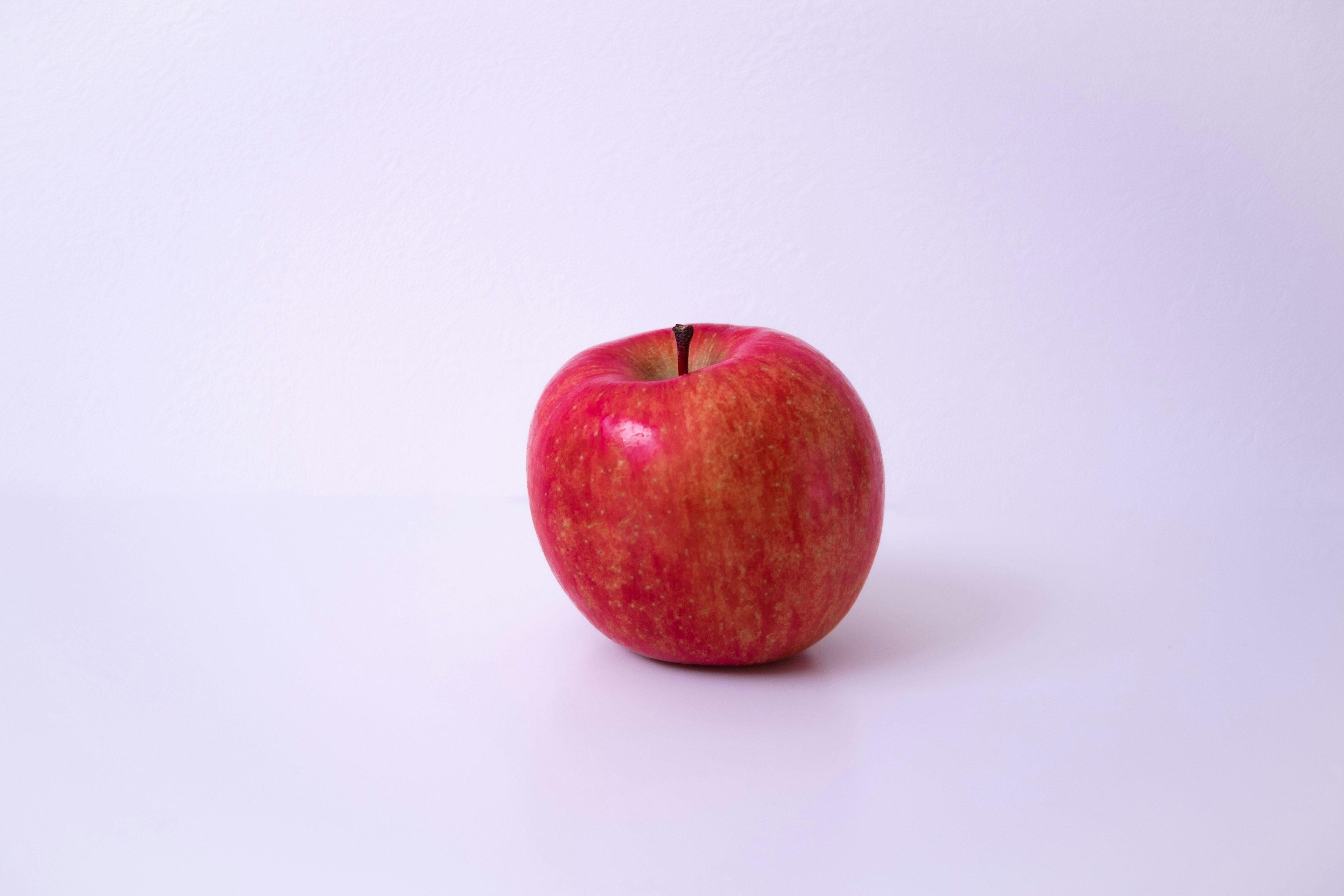 Une pomme rouge sur un fond blanc