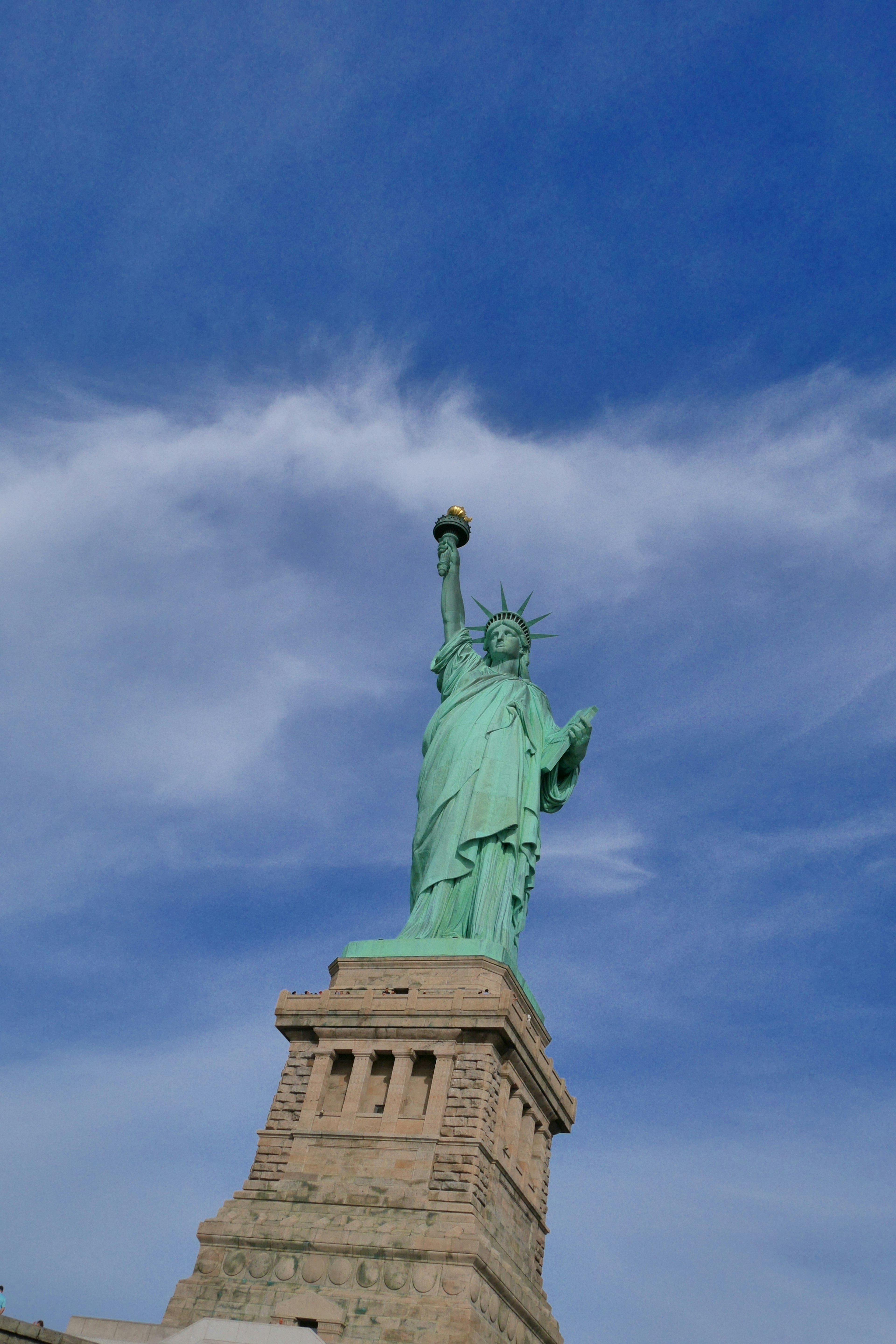 Freiheitsstatue steht unter einem blauen Himmel