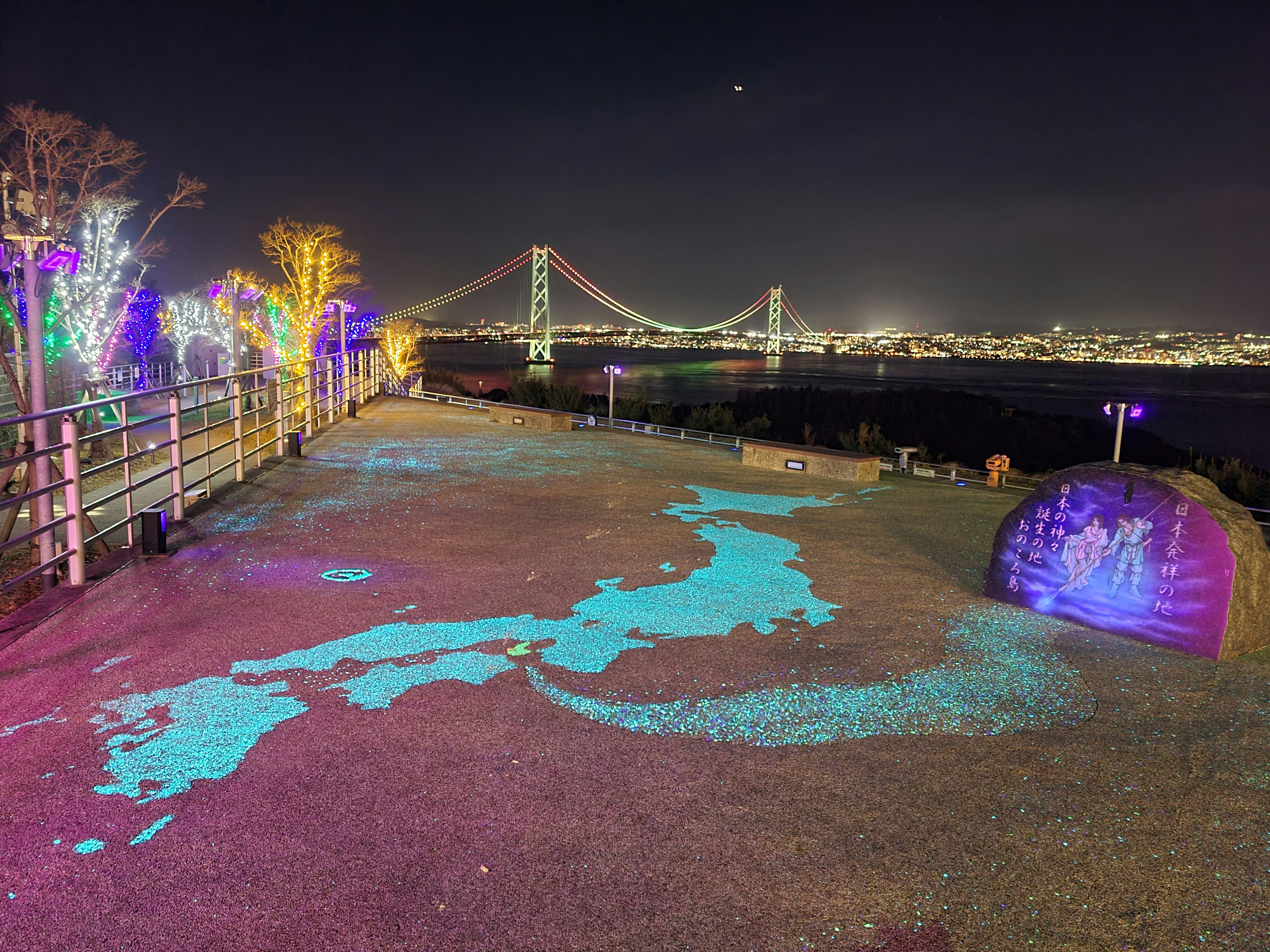 夜景の中に青い光で描かれた日本地図とレインボーブリッジの美しい景色