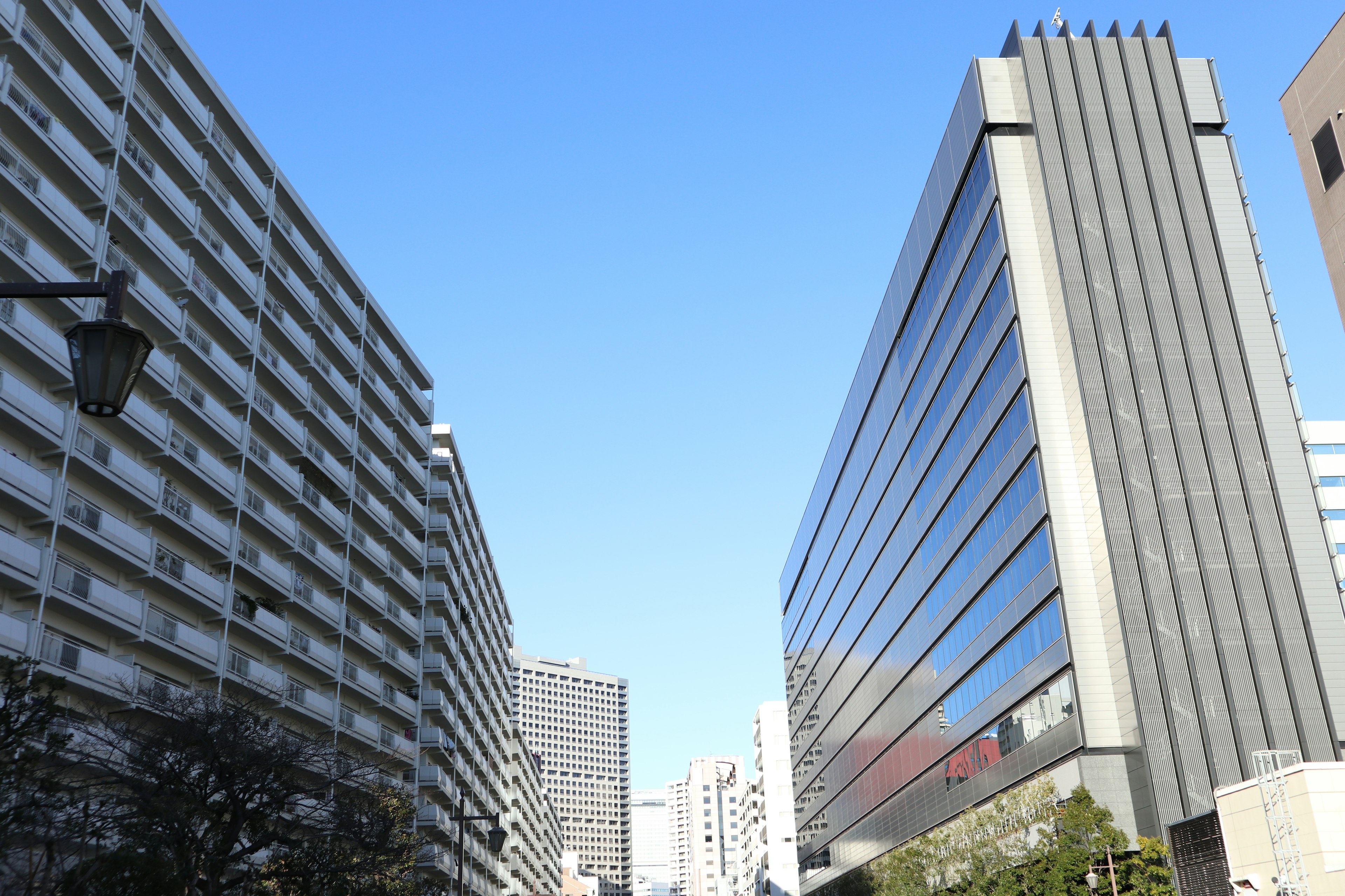 Edifici alti e appartamenti residenziali sotto un cielo blu chiaro