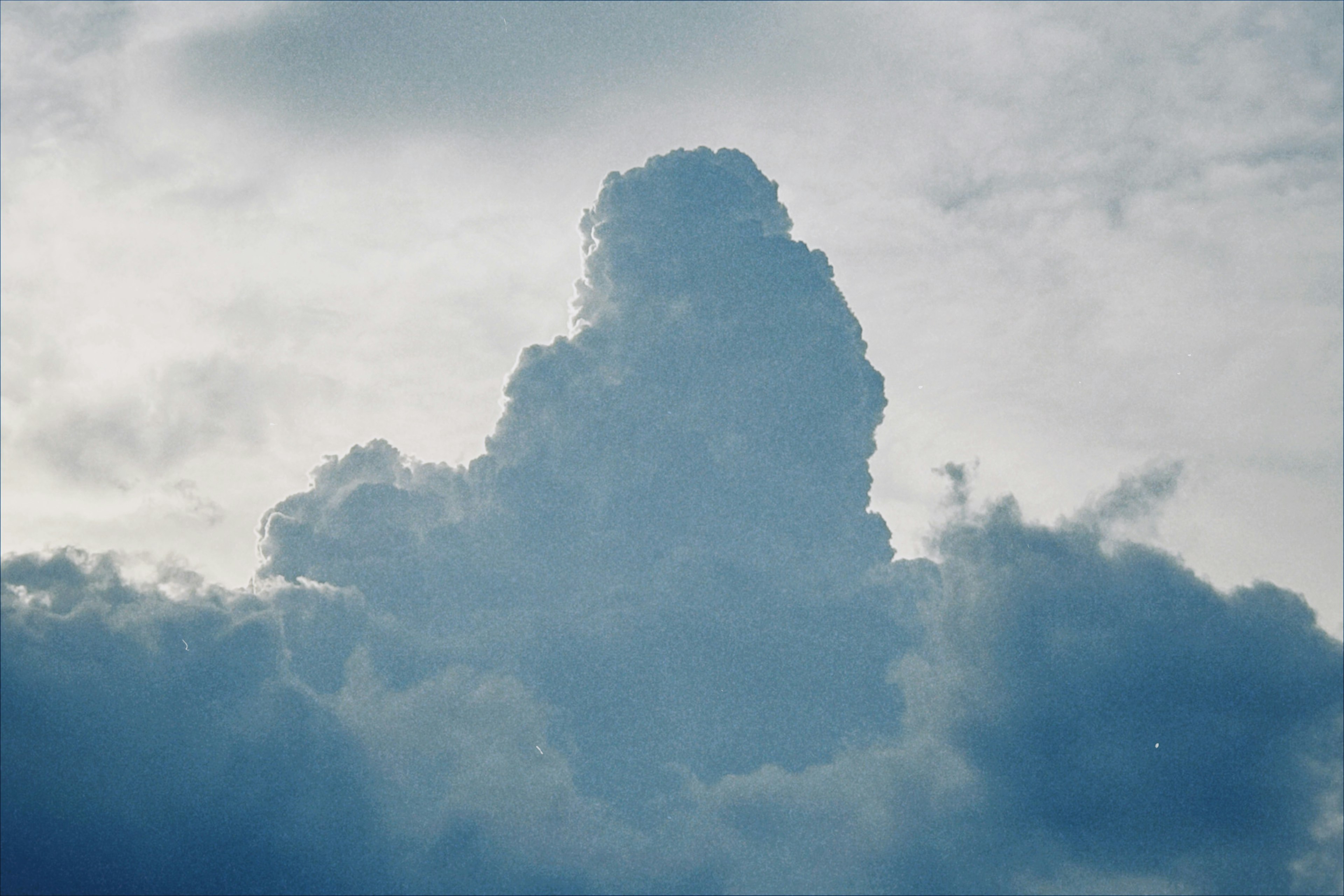 青い空に浮かぶ大きな雲の塊