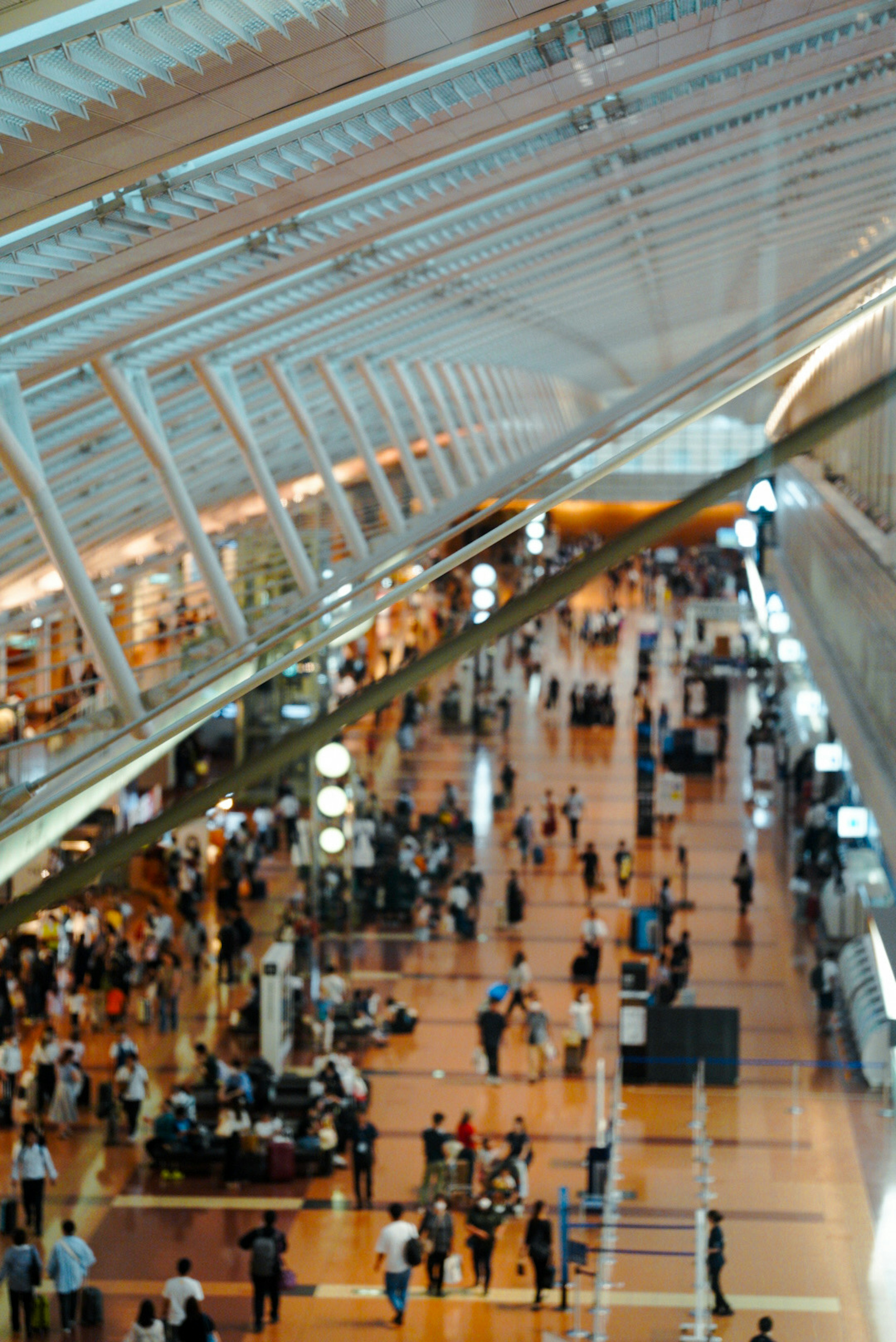 사람들로 붐비는 넓은 공항 내부