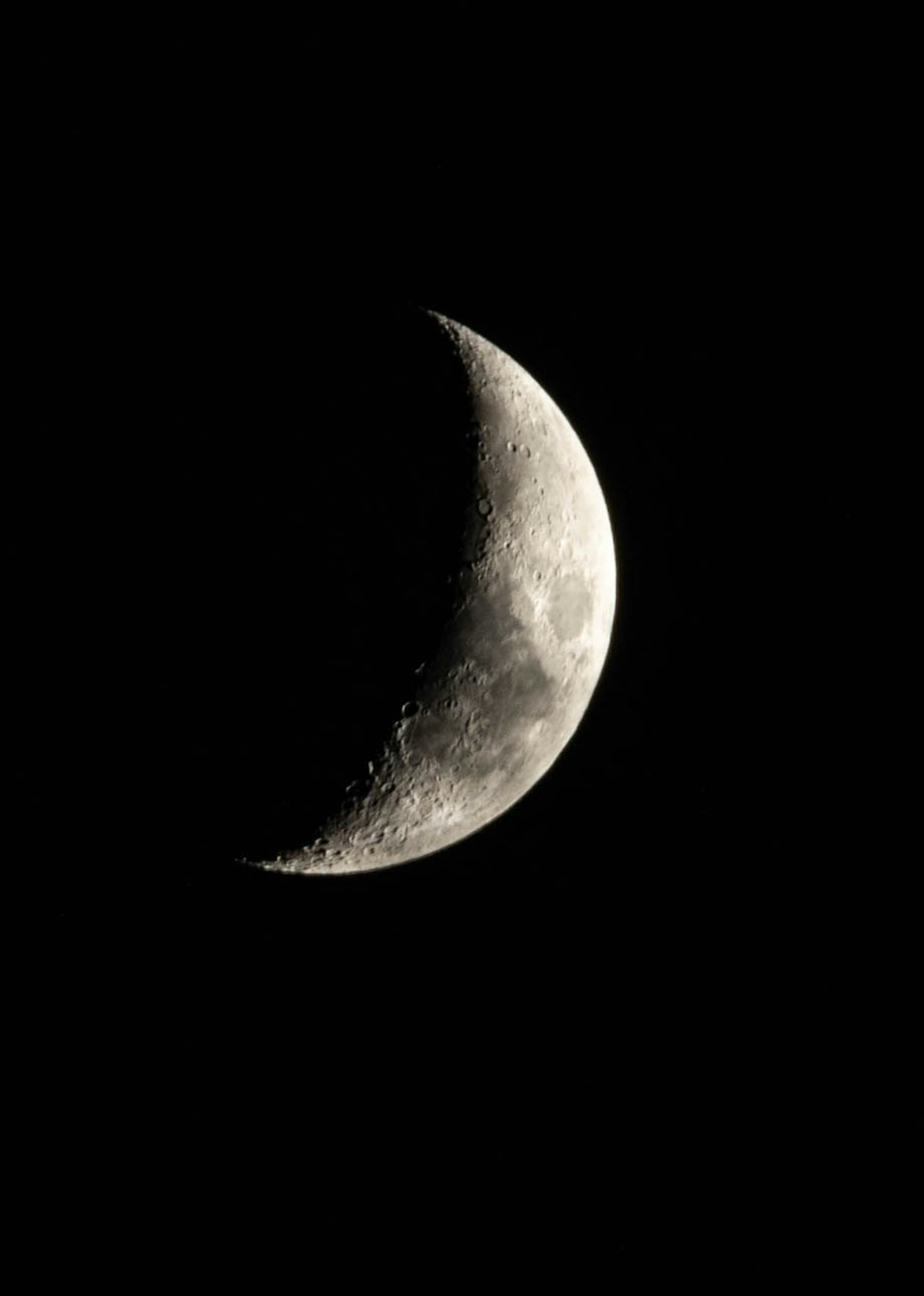 Luna creciente sobre fondo oscuro