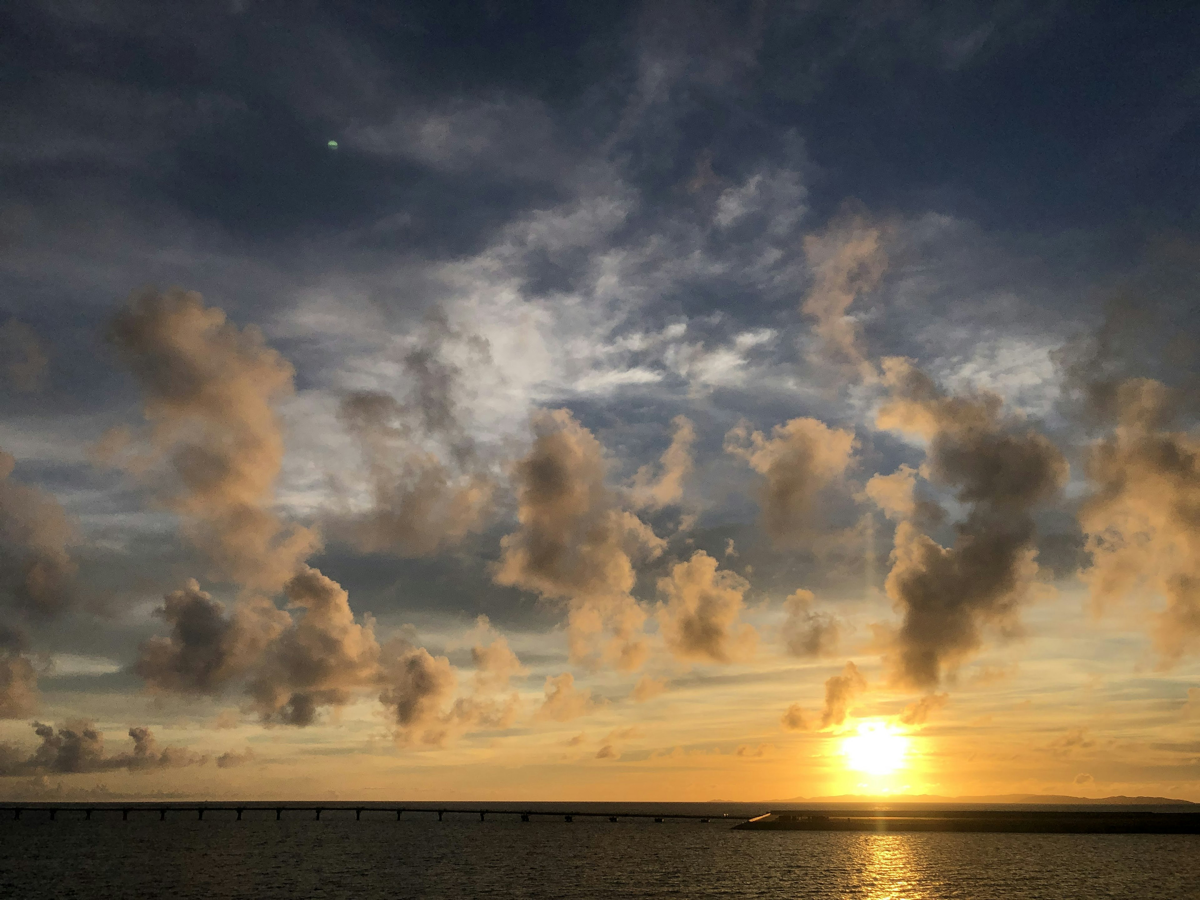 Magnifique paysage maritime avec coucher de soleil et nuages épars