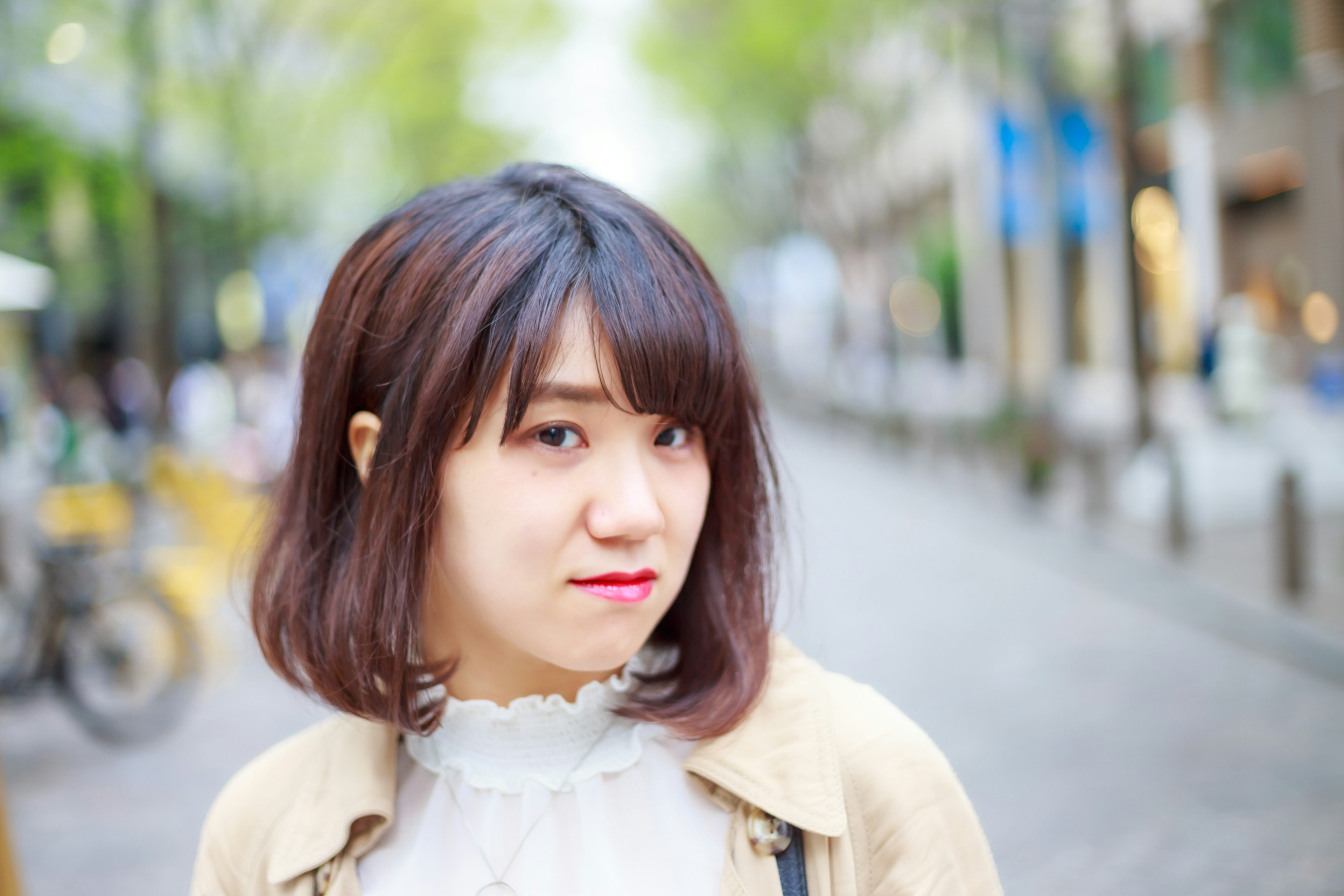 Portrait d'une jeune femme en vêtements décontractés dans une rue de la ville elle regarde vers l'appareil photo