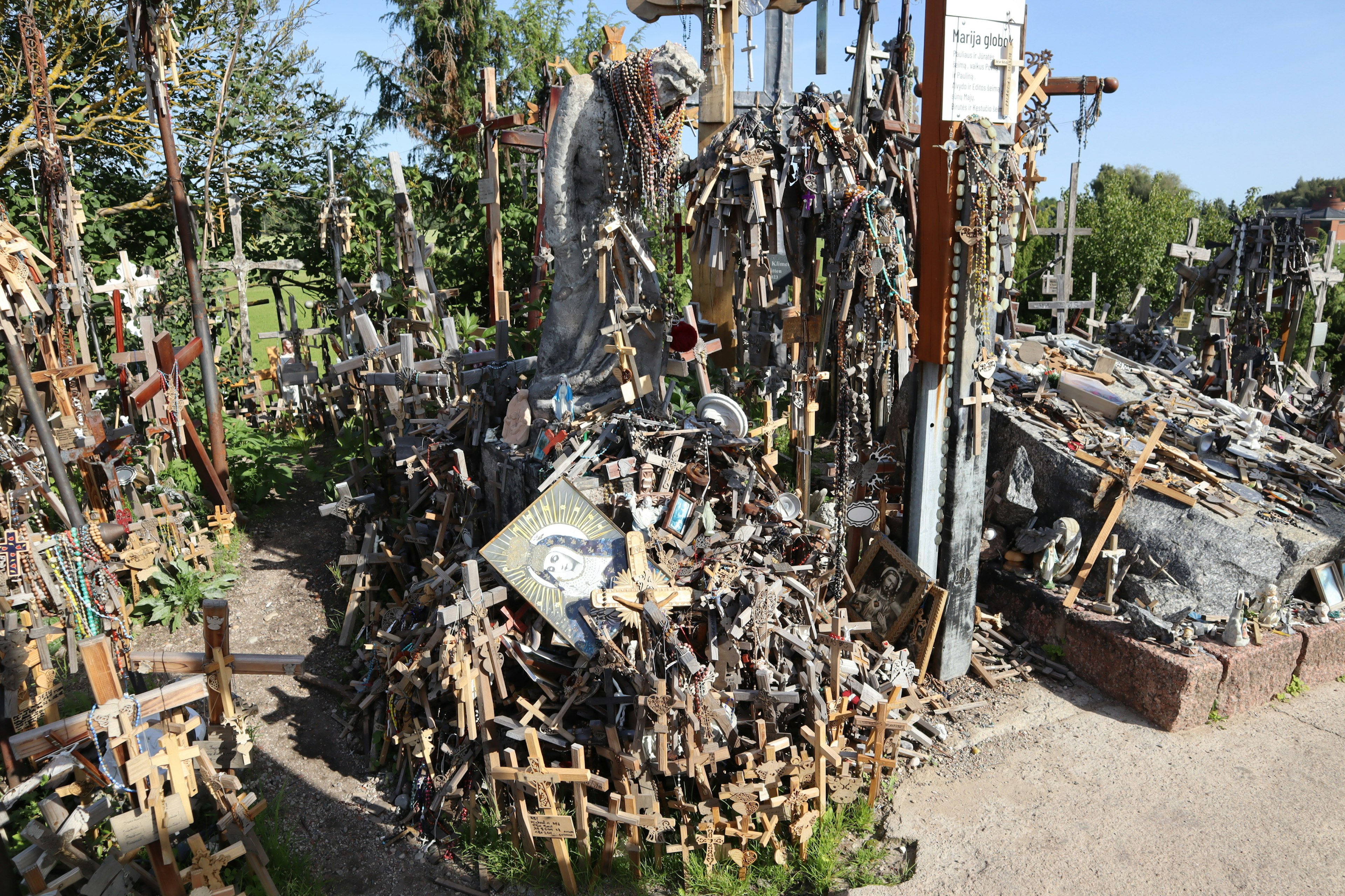 Un paisaje con numerosas cruces en un sitio sagrado