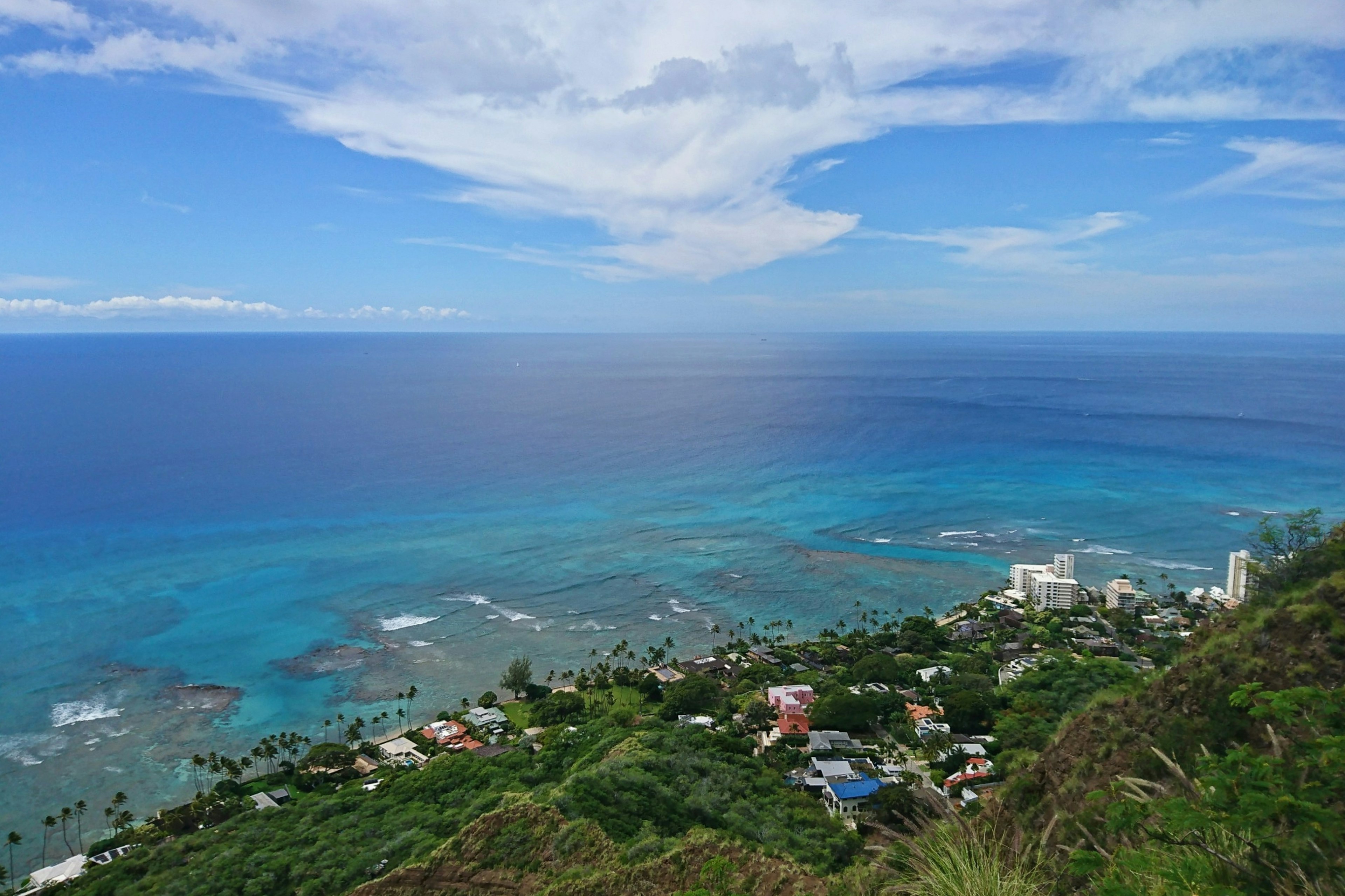 Vista escénica de la costa y el océano azul