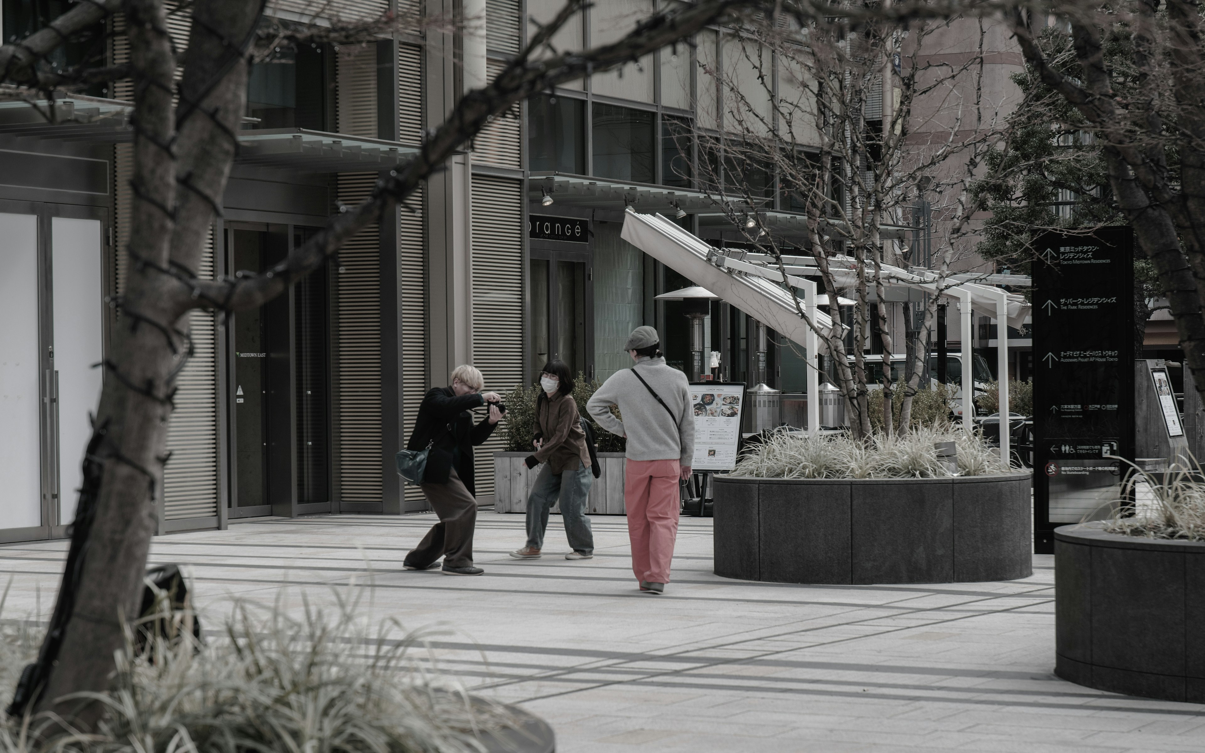 Des personnes posant dans un cadre urbain avec des bâtiments modernes