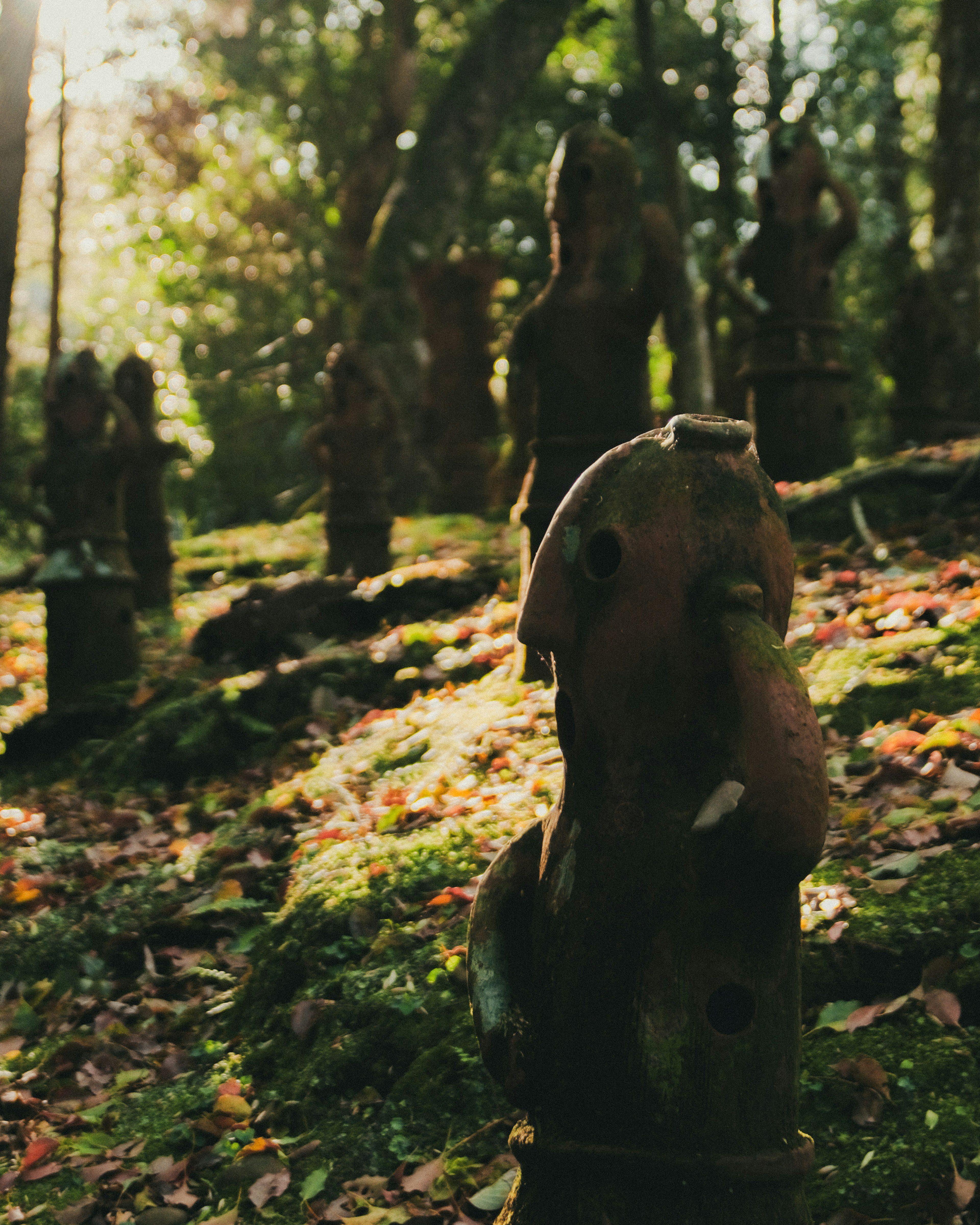 Pemandangan dengan patung kayu yang berdiri di hutan