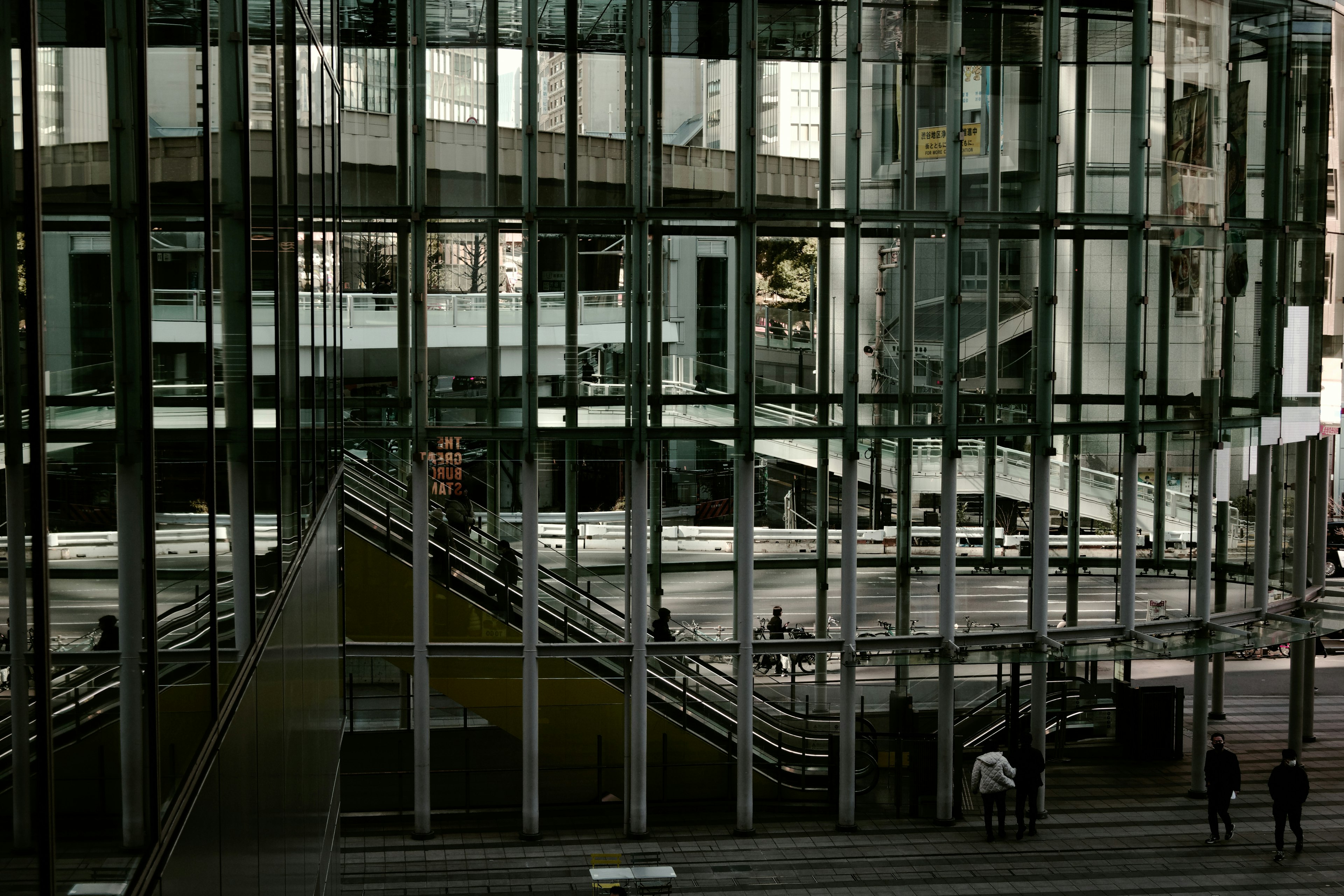 Interior de un edificio moderno con paredes de vidrio y escaleras