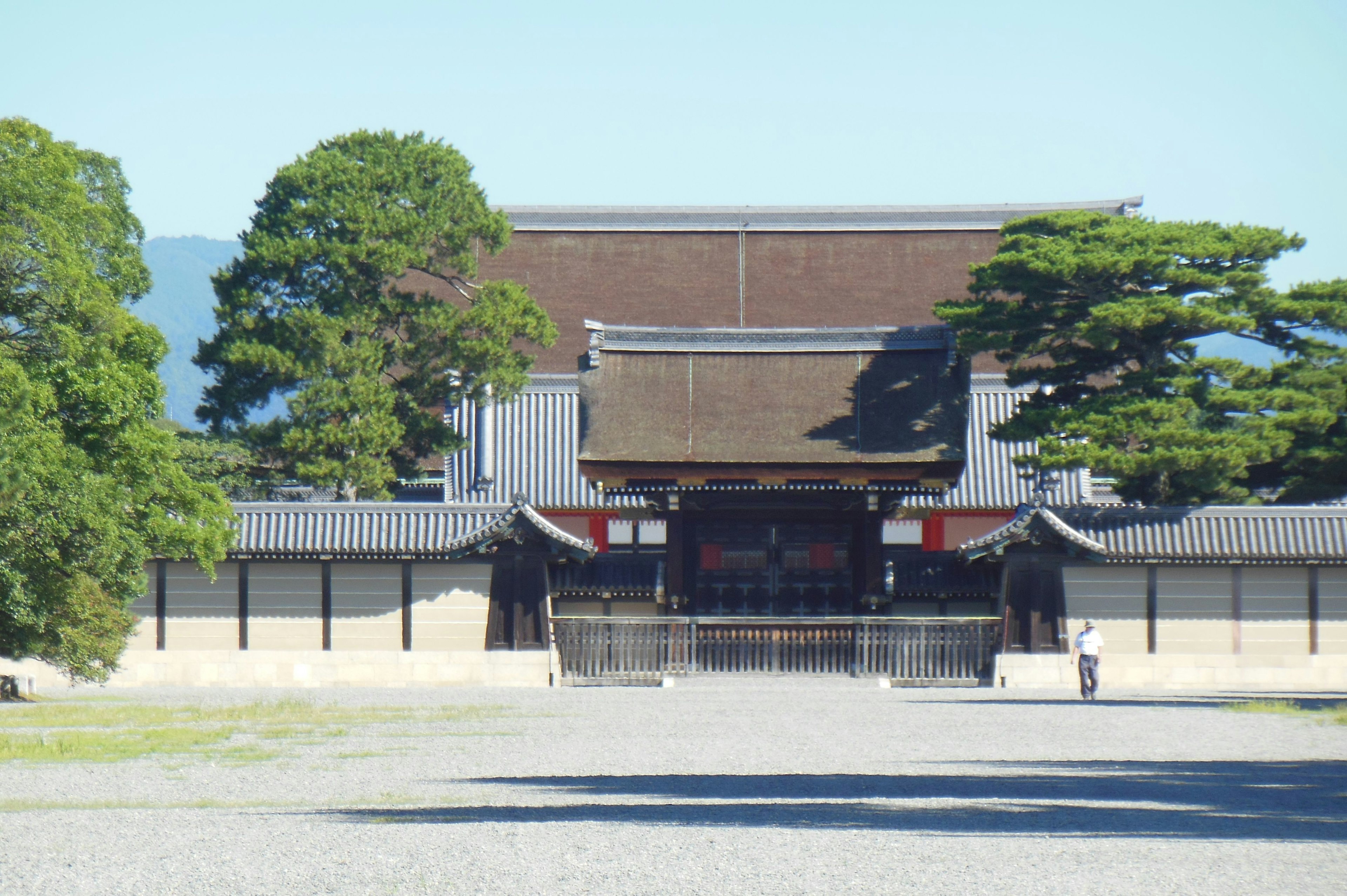 Edificio japonés tradicional con un amplio patio y árboles verdes