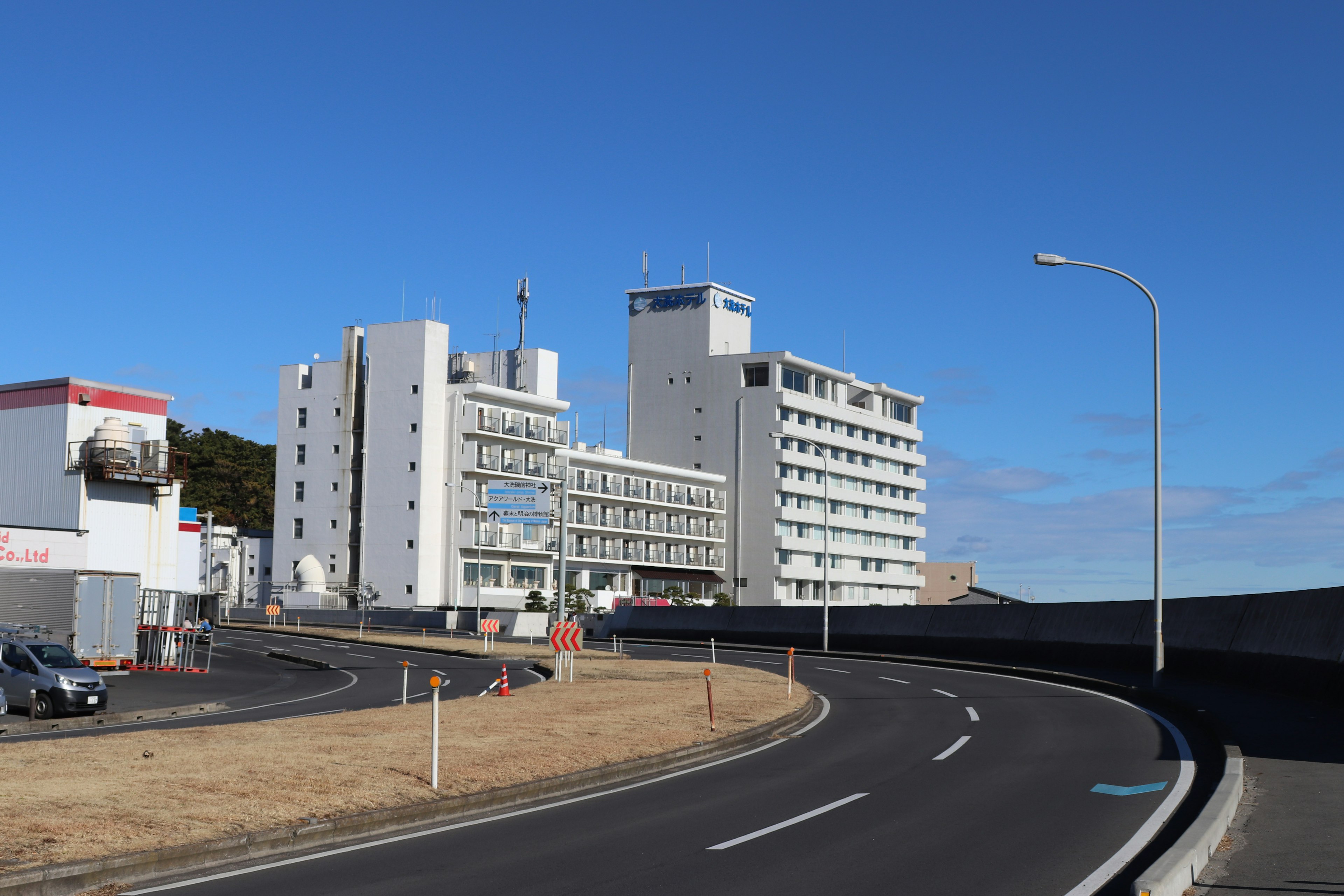 Bâtiment moderne sous un ciel bleu avec une route sinueuse