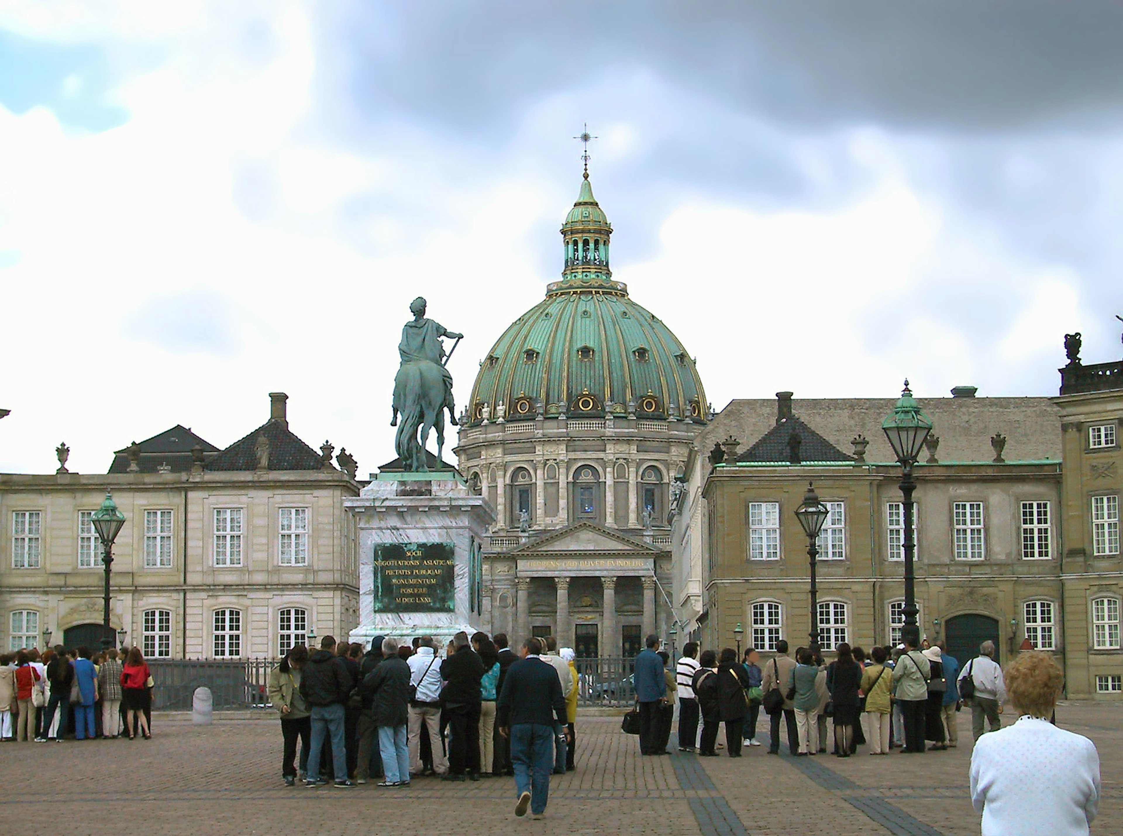 Đám đông trước Cung điện Amalienborg với mái vòm xanh