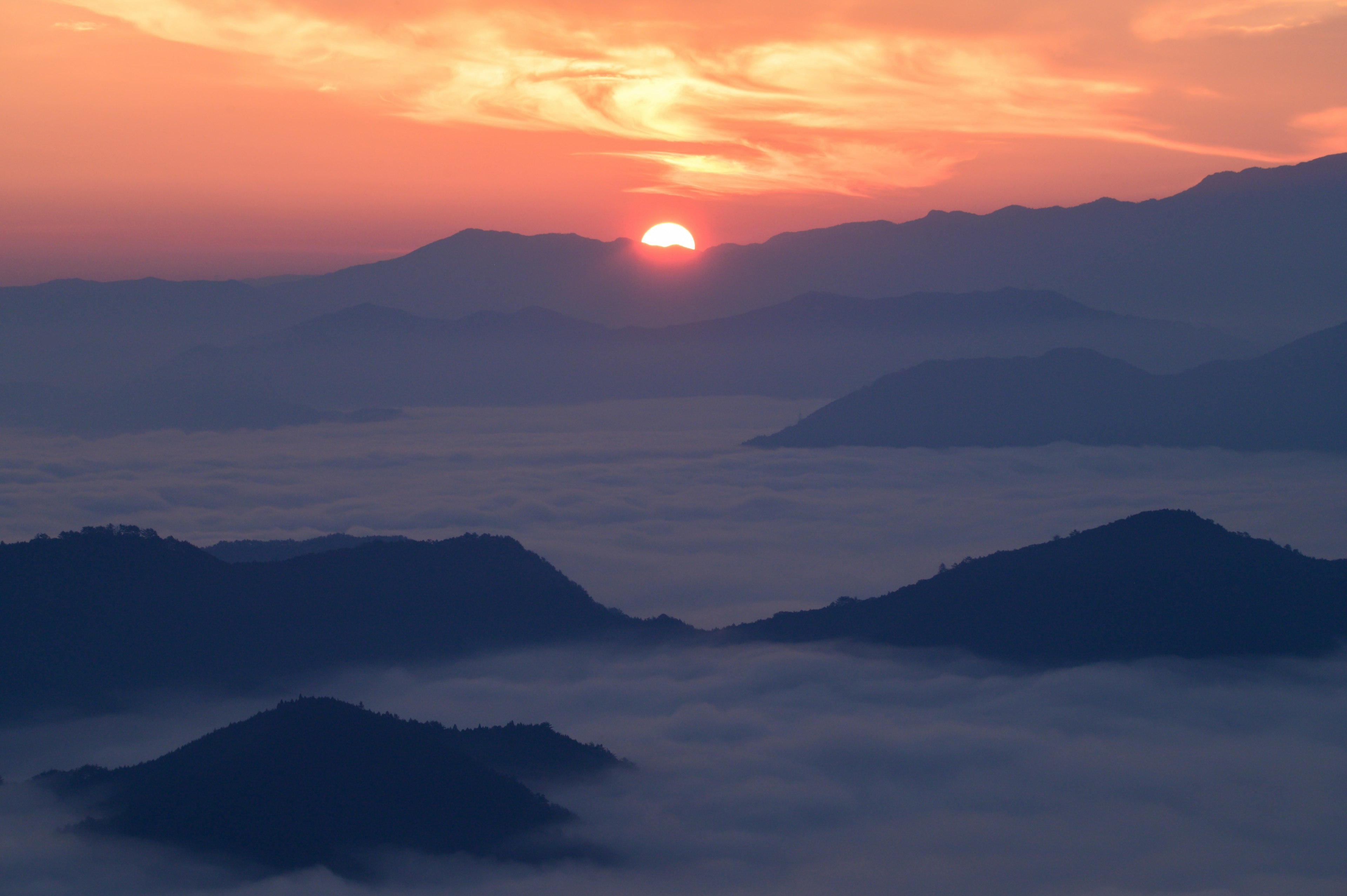 Un paesaggio bellissimo con il tramonto dietro le montagne