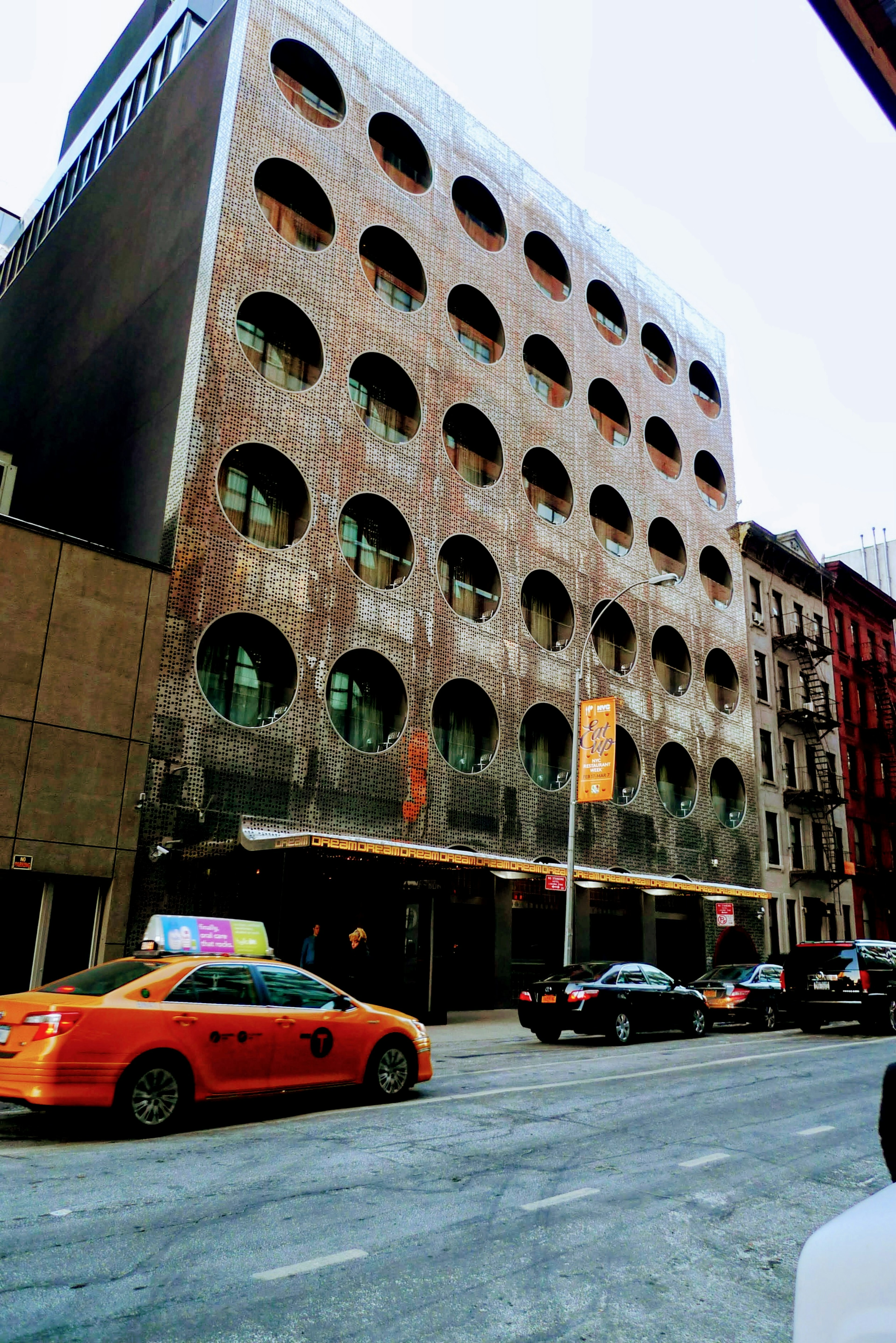 Imagen que muestra el exterior de un edificio con ventanas circulares únicas