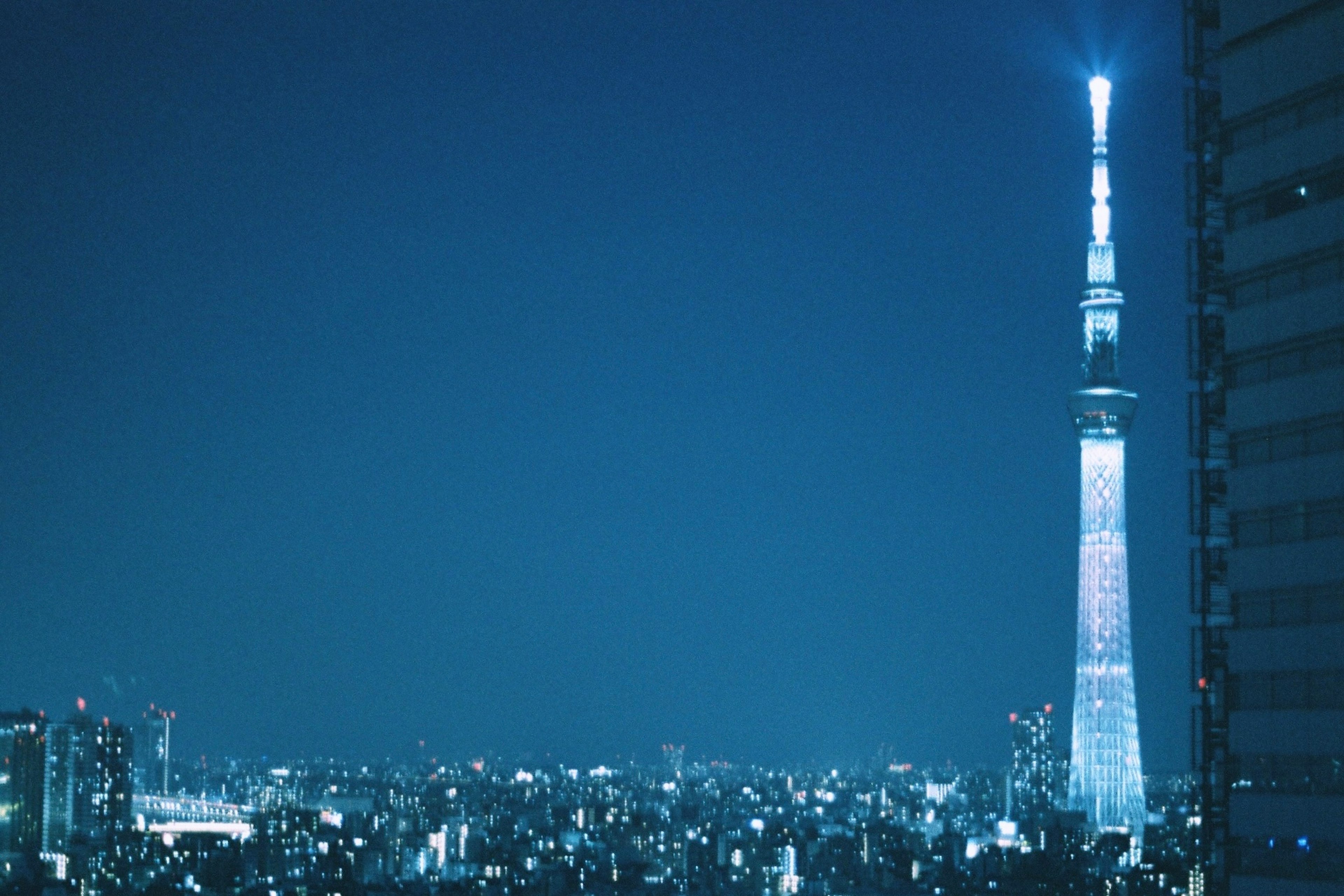 Nachtansicht des Tokyo Skytree mit einer schönen Stadtlandschaft