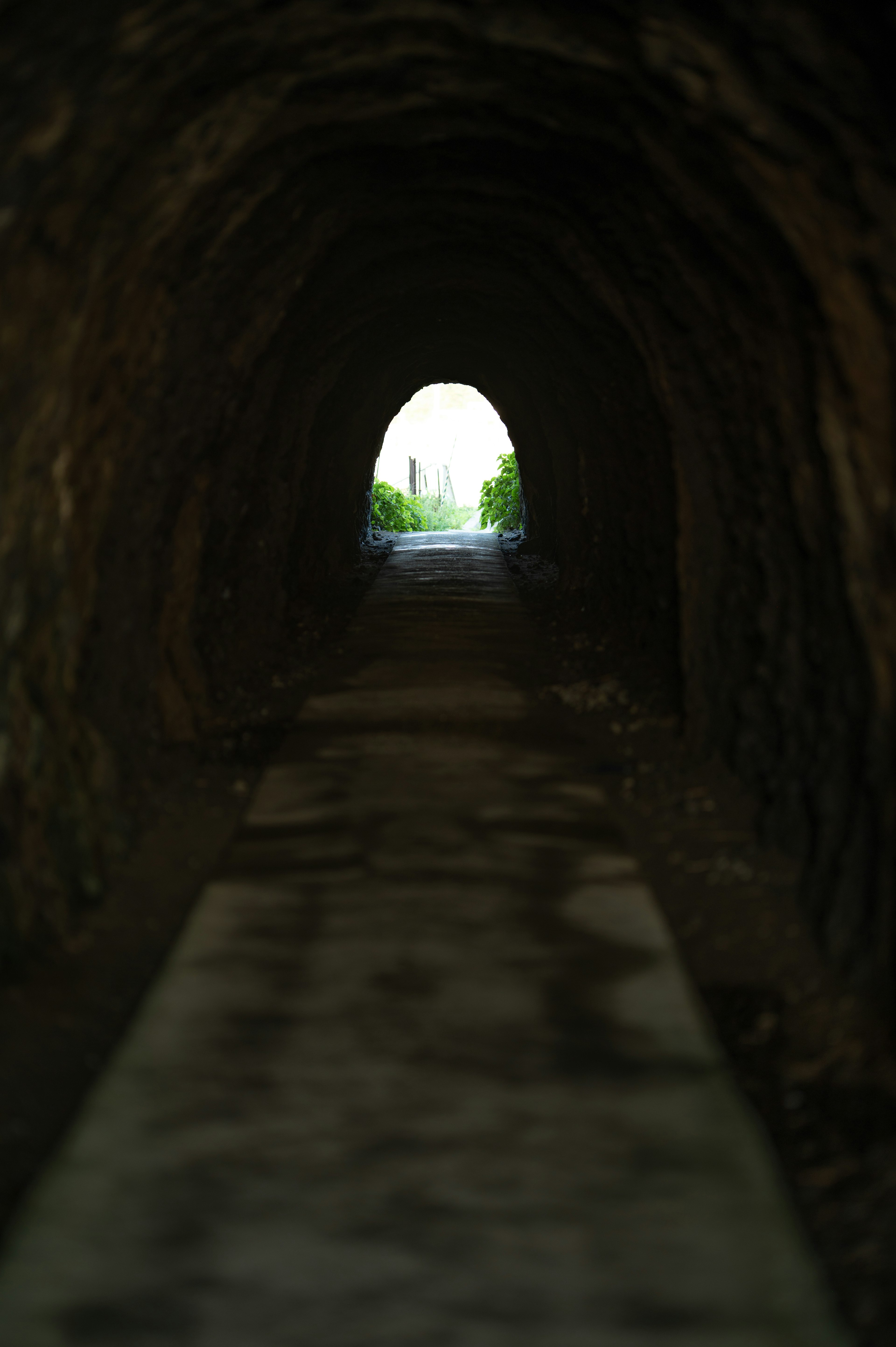 Vue d'une entrée lumineuse depuis l'intérieur d'un tunnel