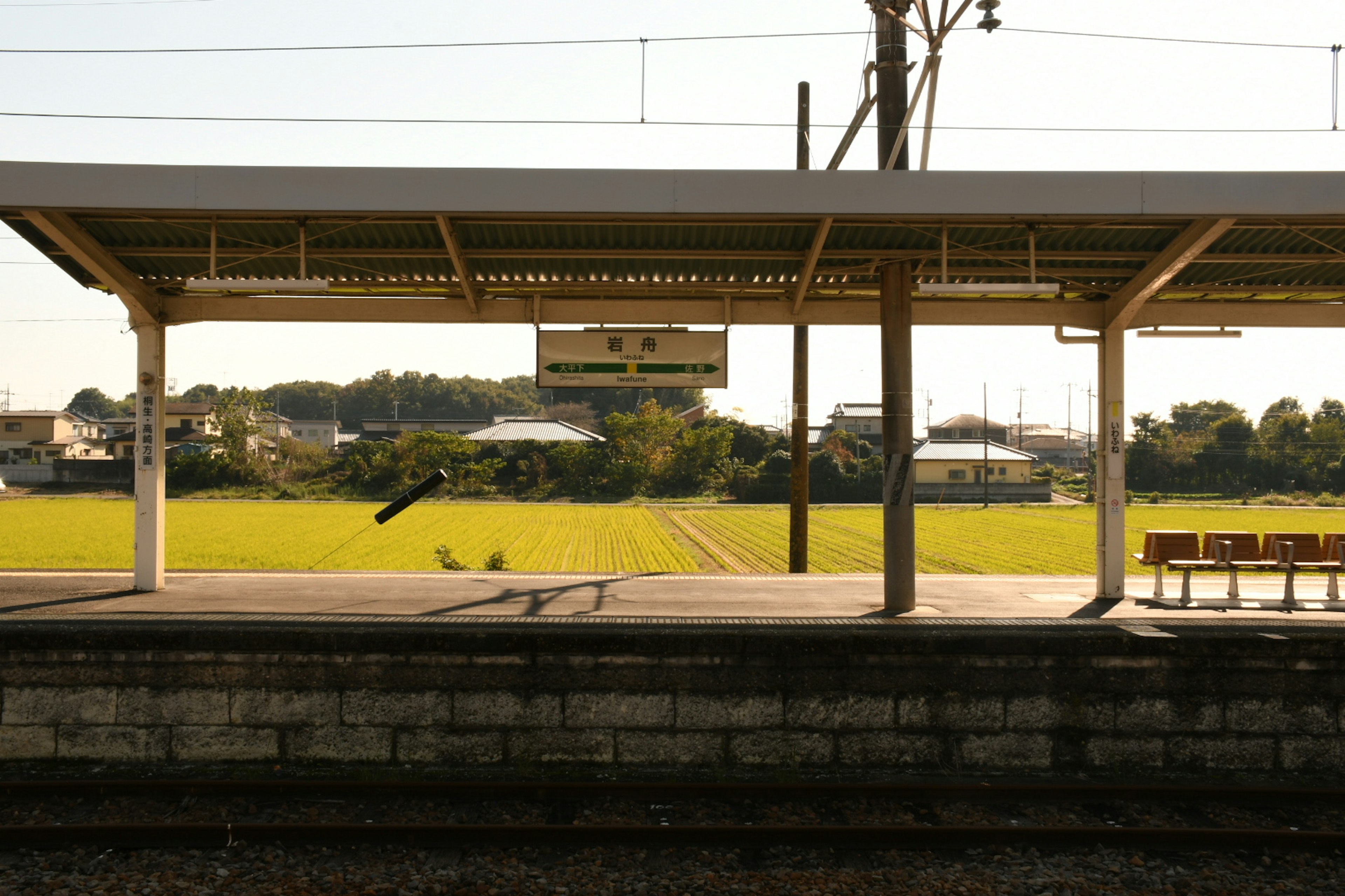 Ruhiger Bahnsteig in der Nähe eines Reisfeldes