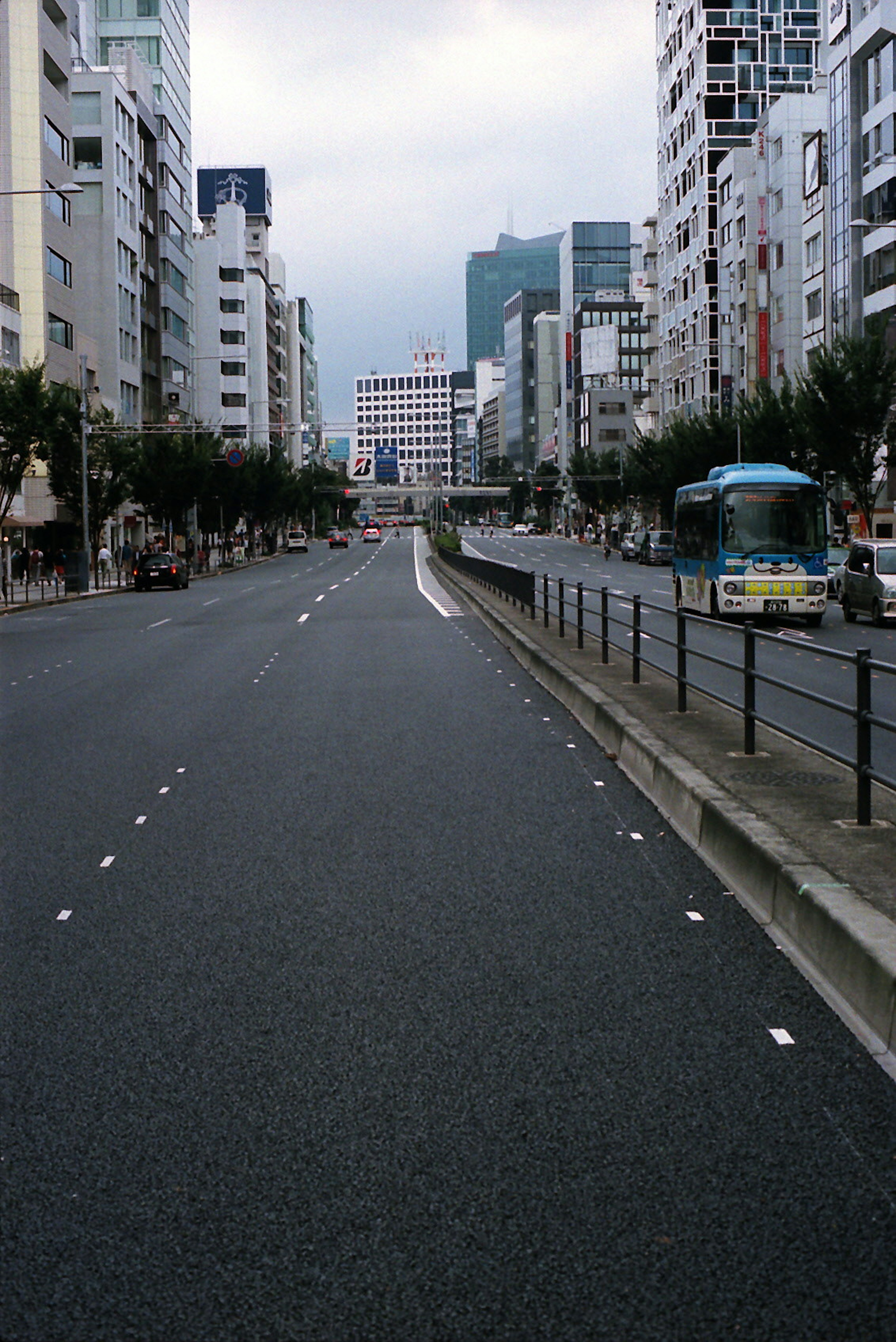 Calle tranquila de la ciudad flanqueada por edificios y una parada de autobús