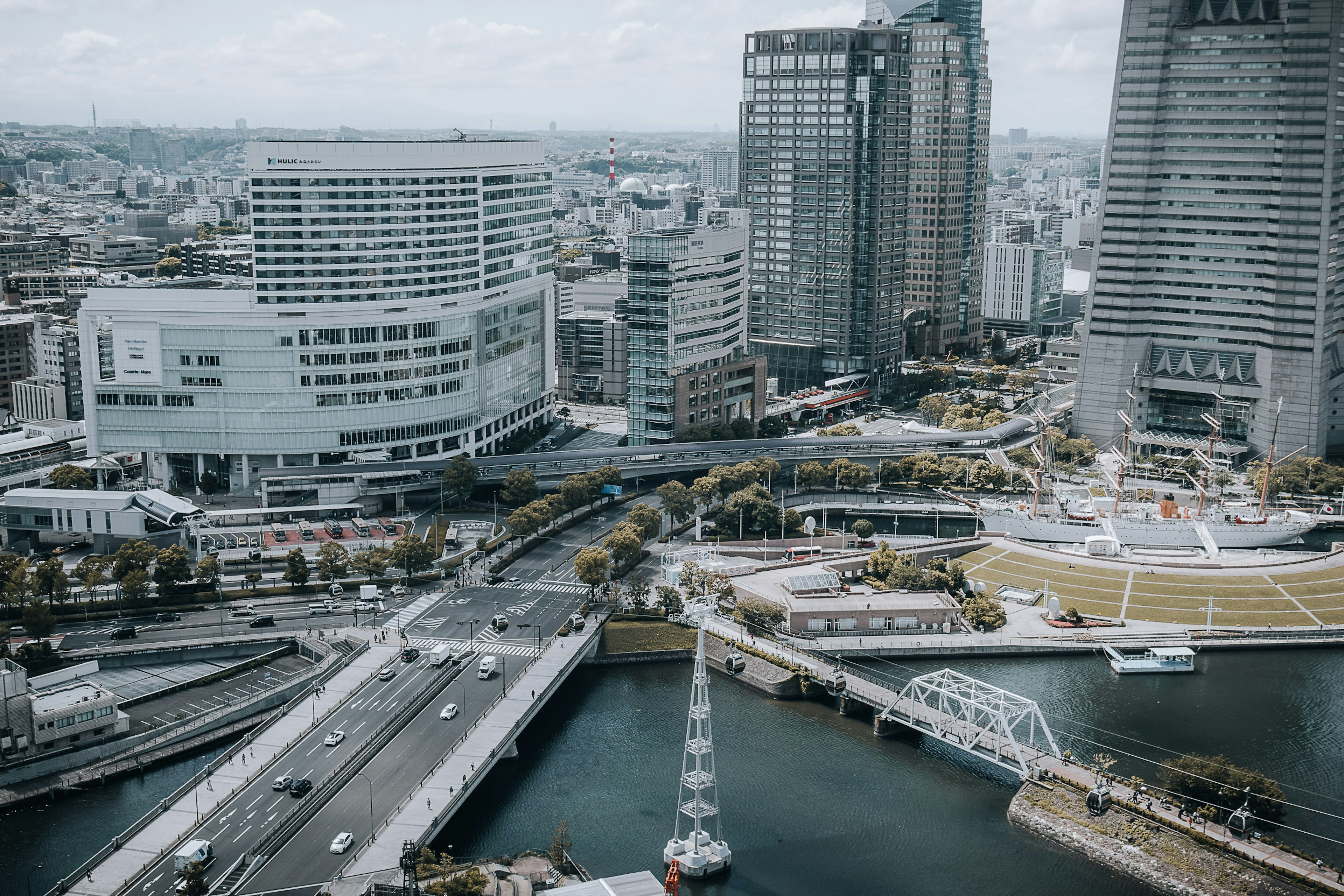 都市の高層ビルと川の風景を俯瞰した画像