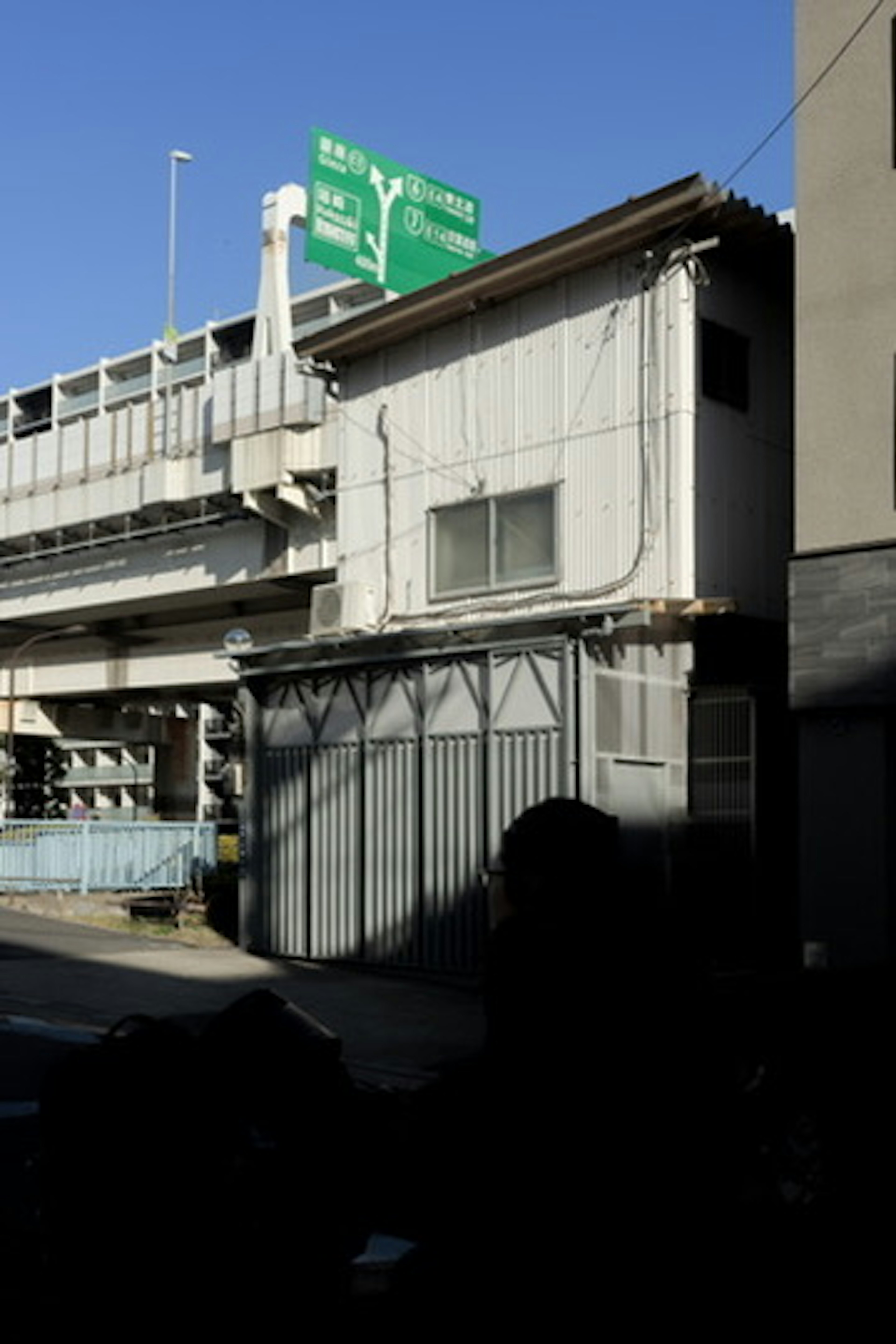 鉄道の高架下にある古い建物と青空の風景