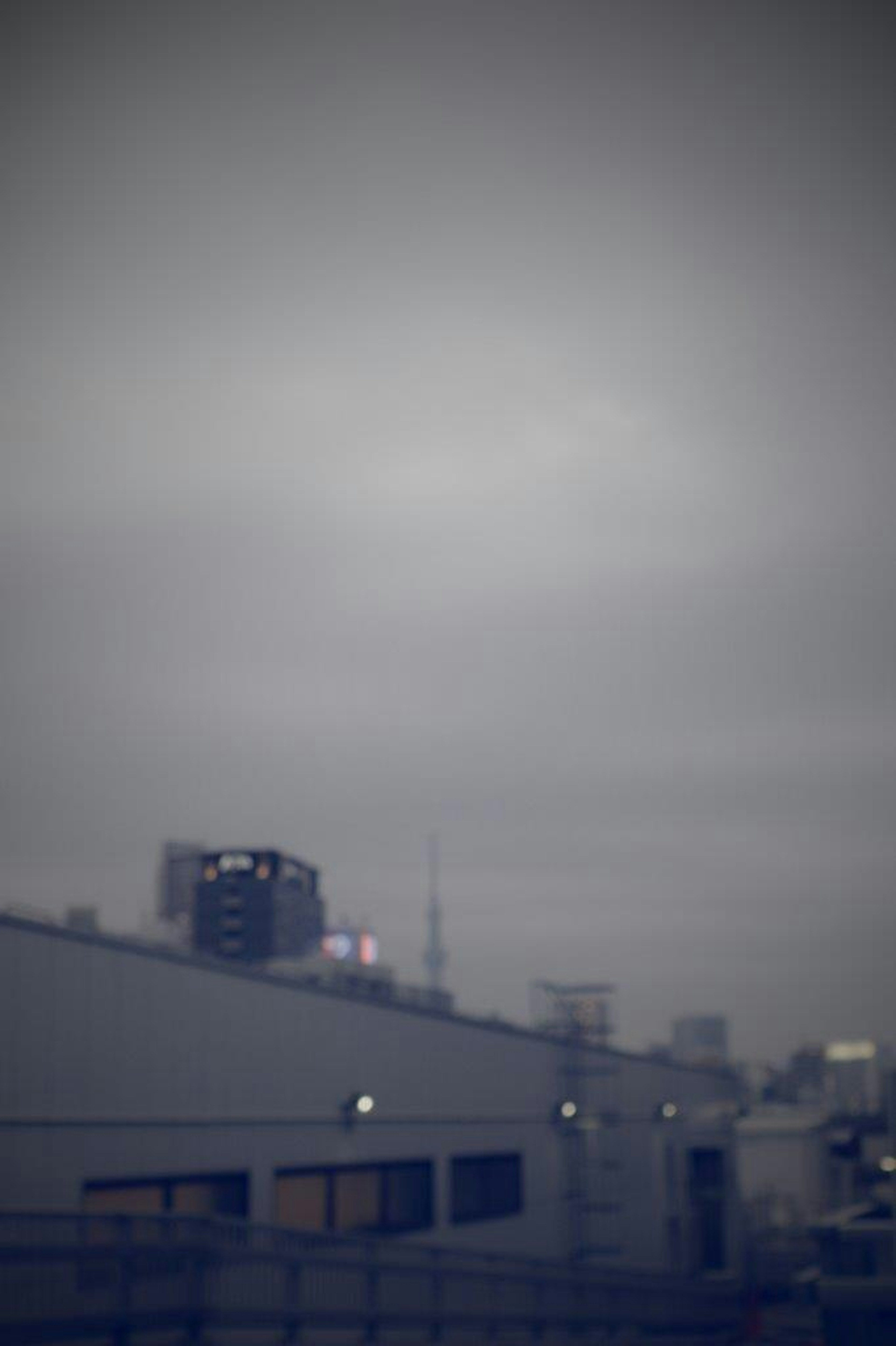 Pemandangan Tokyo dengan langit mendung dan gedung pencakar langit