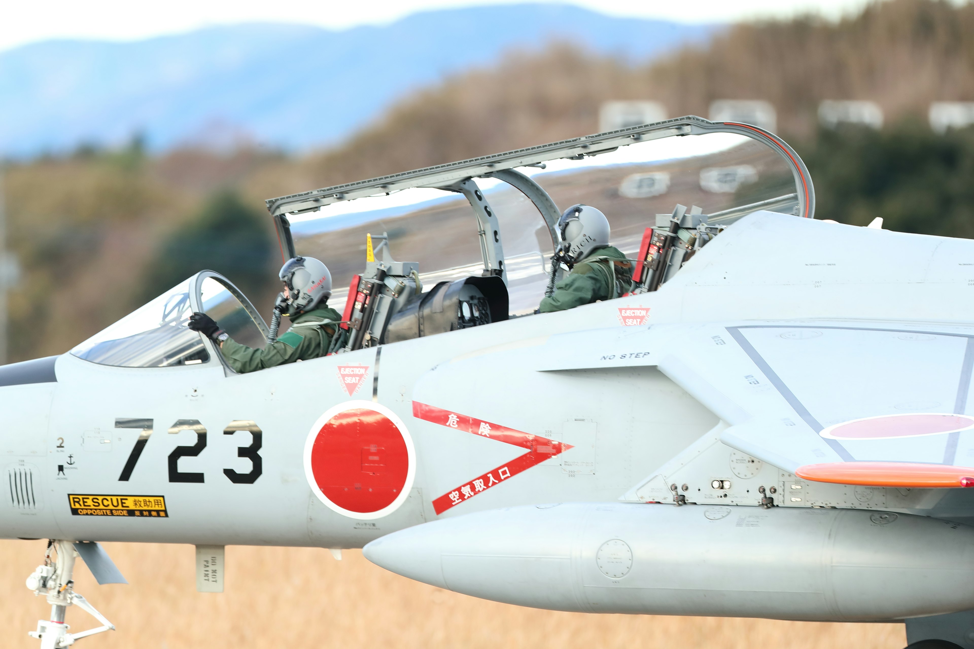 Bild des Cockpits eines japanischen Kampfjets mit sitzenden Piloten