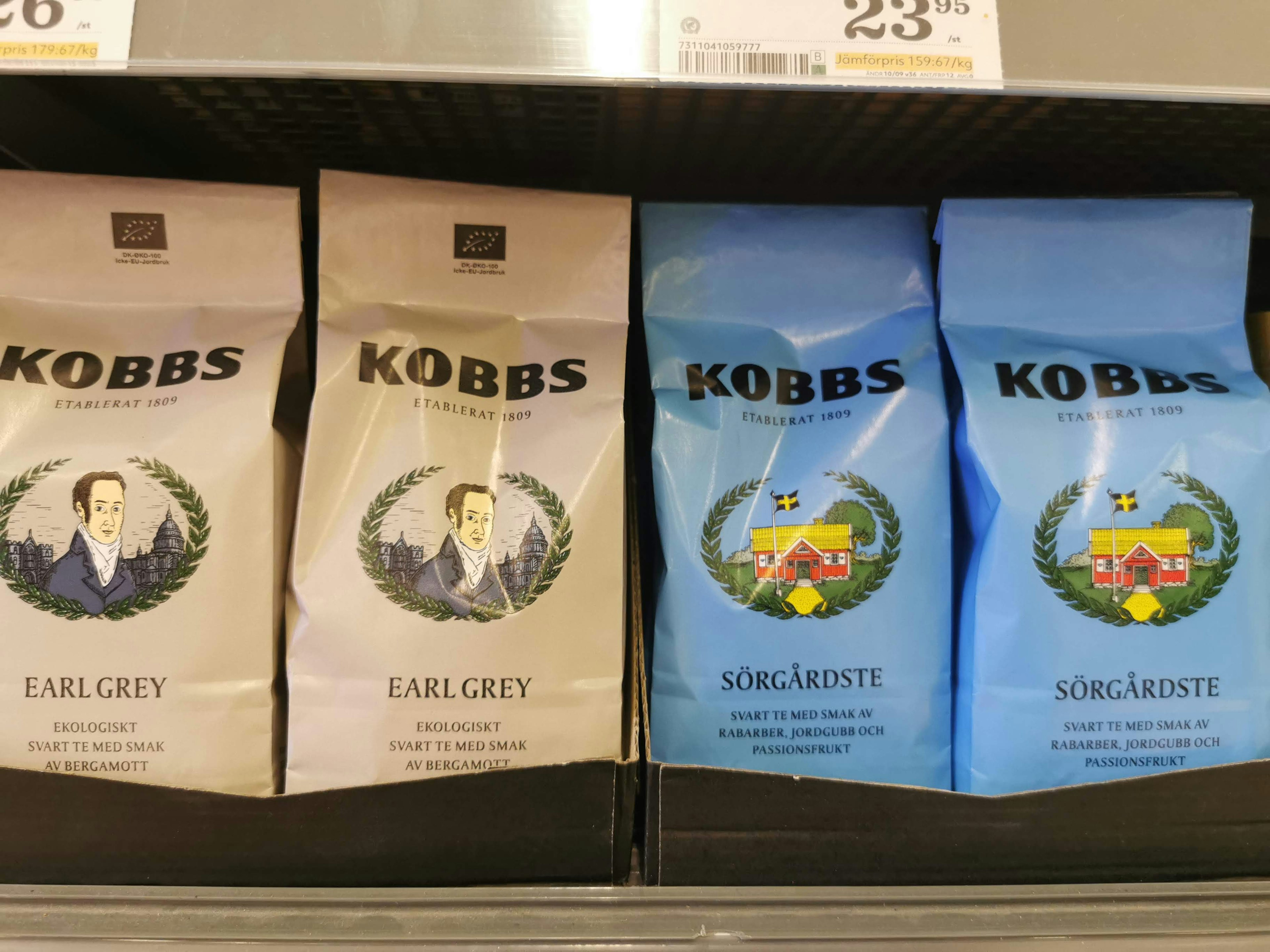 Bolsitas de té KOBBS Earl Grey y Sorglante exhibidas en una estantería