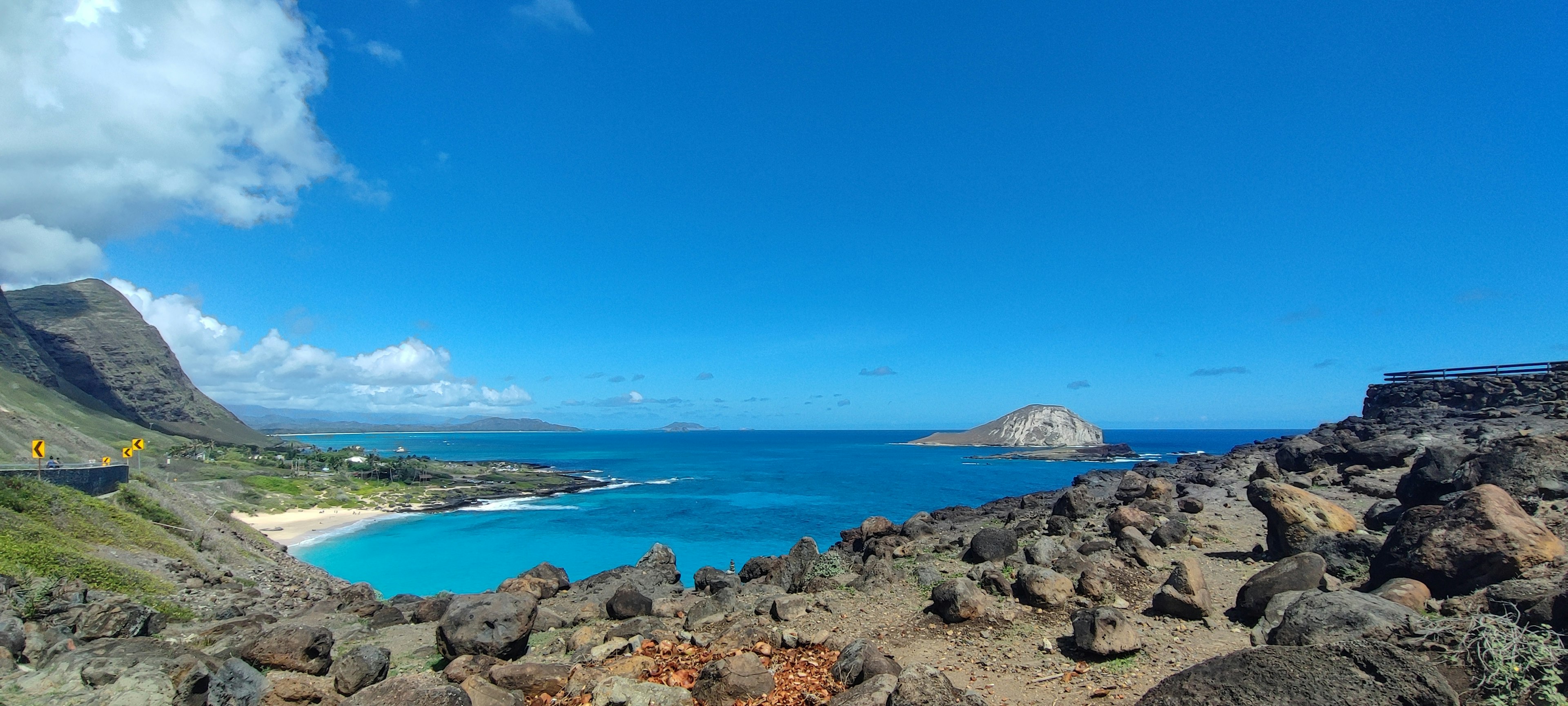 Hawaiianische Landschaft mit blauem Ozean und Himmel lebendige grüne Hügel und felsiges Terrain