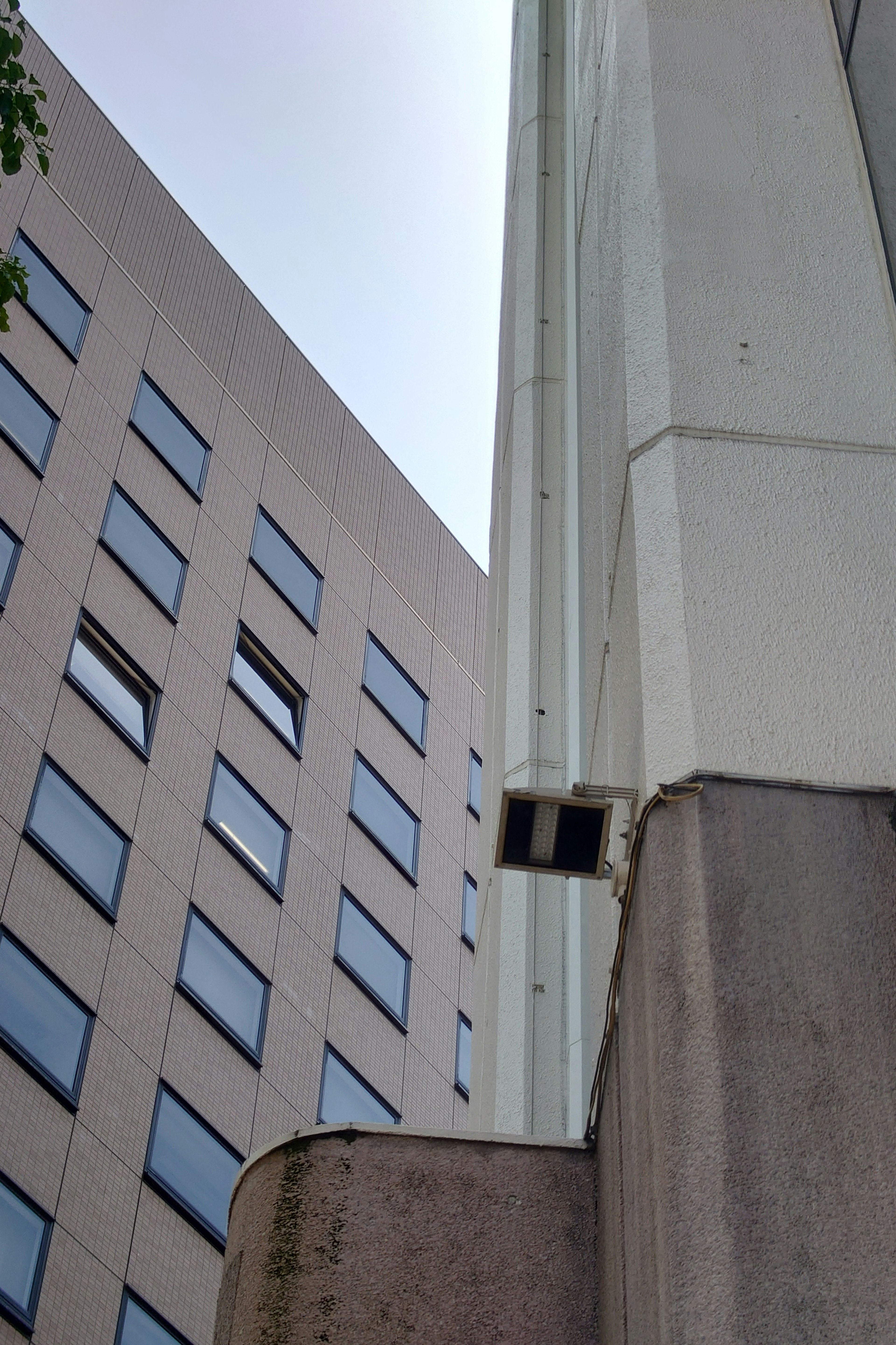 Vue de deux bâtiments mettant en valeur les murs extérieurs et les fenêtres