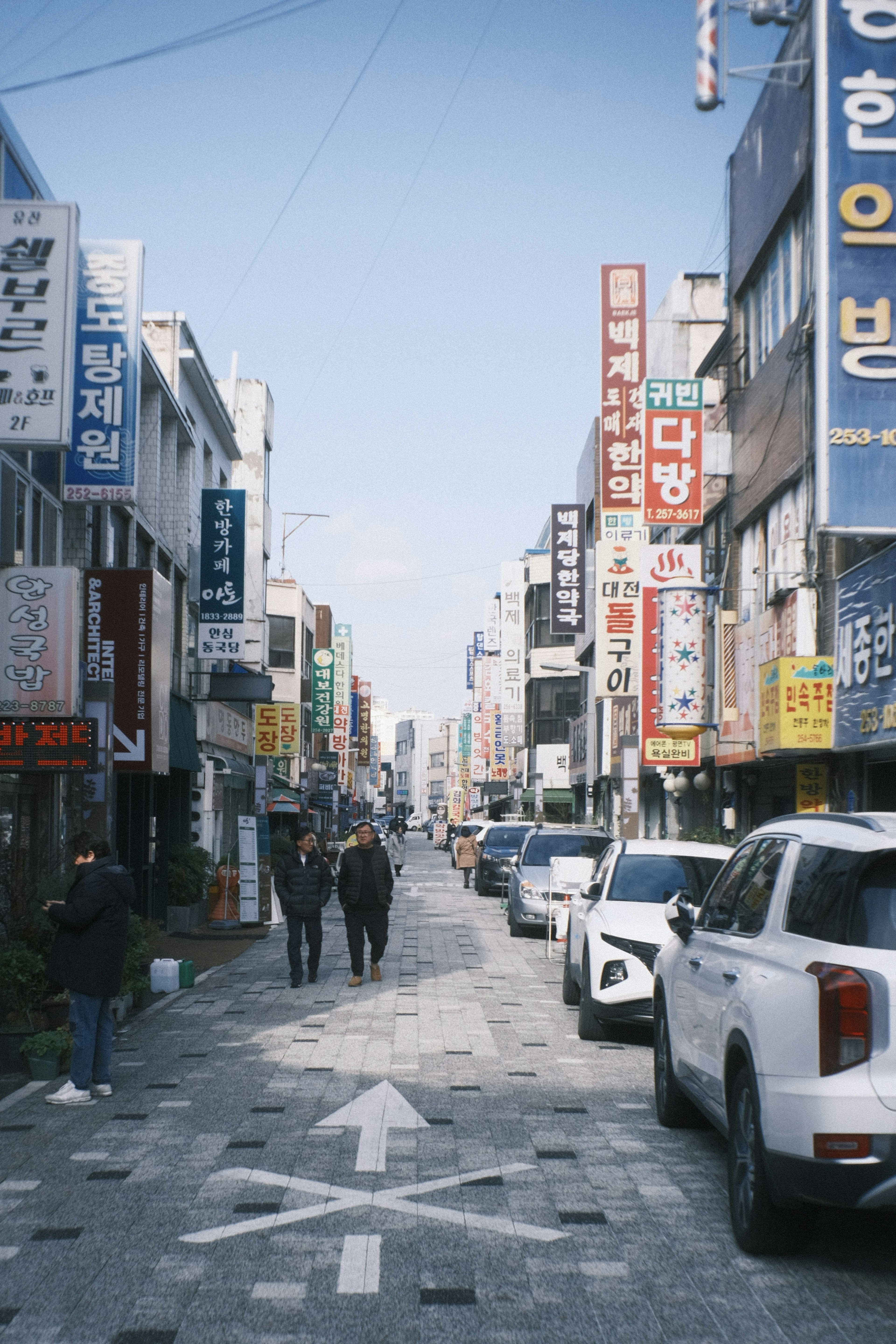 街道場景，有人走動和商店的招牌