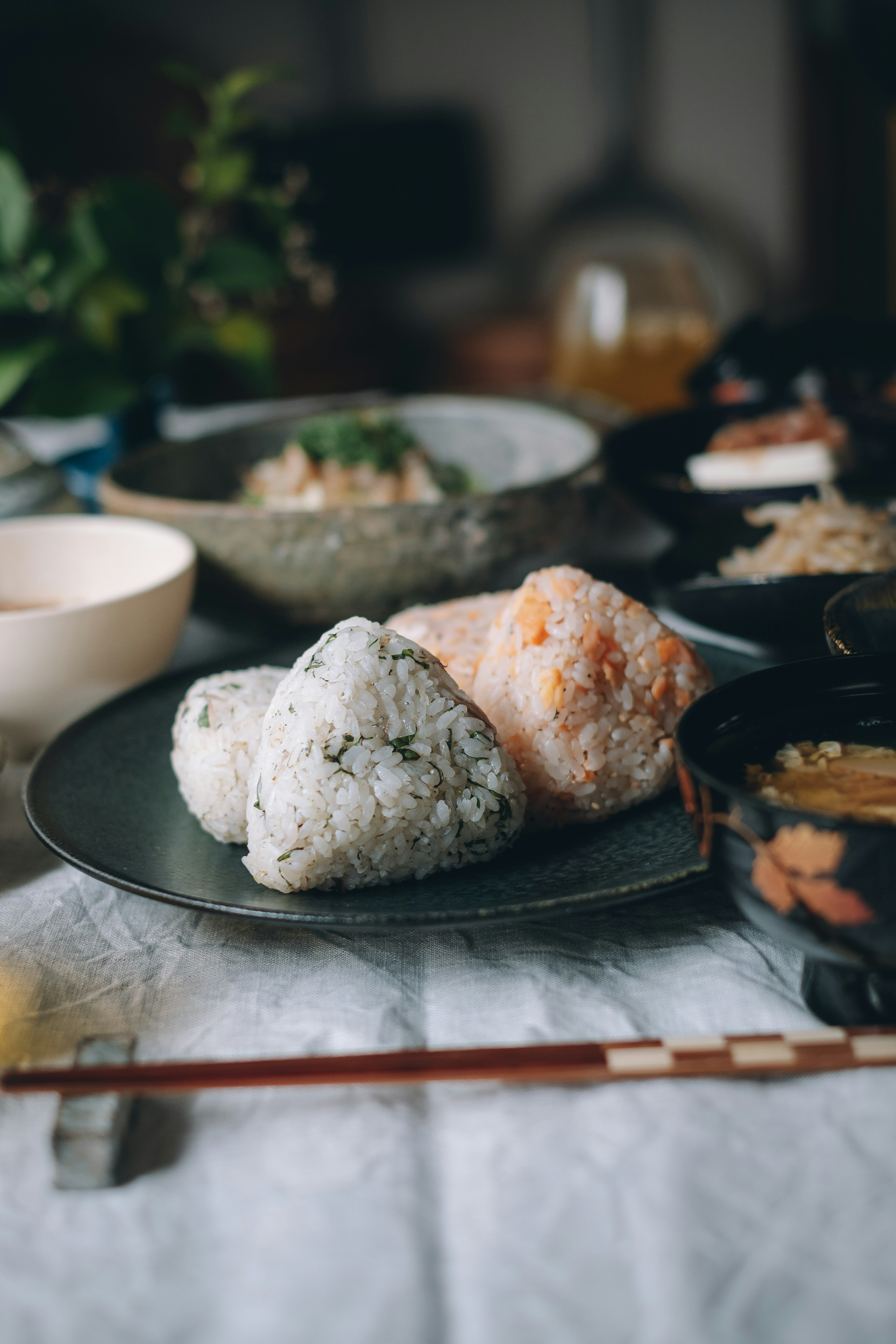 米饭团和传统日本料理摆设的图像