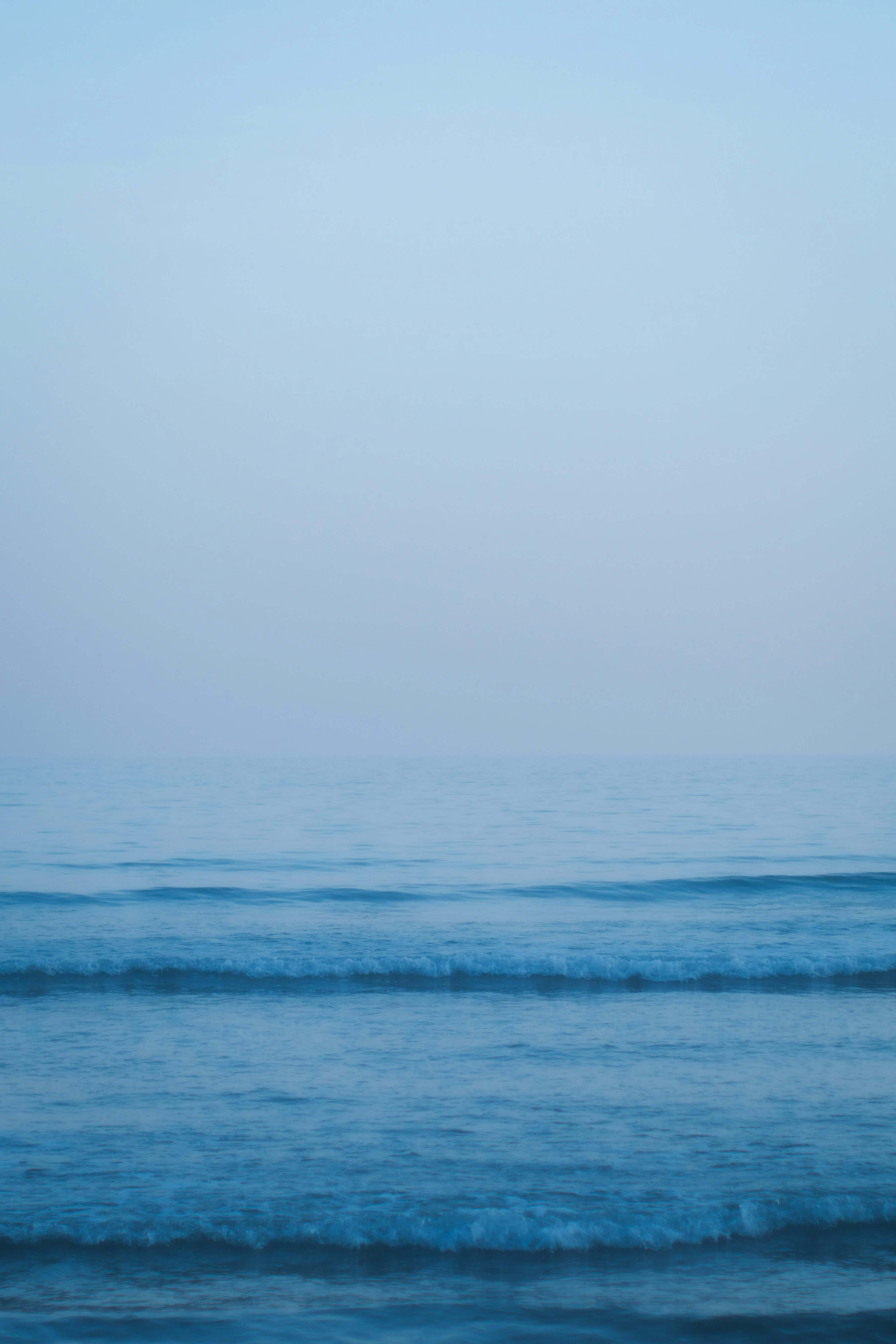 Gradien laut dan langit biru dalam pemandangan tenang