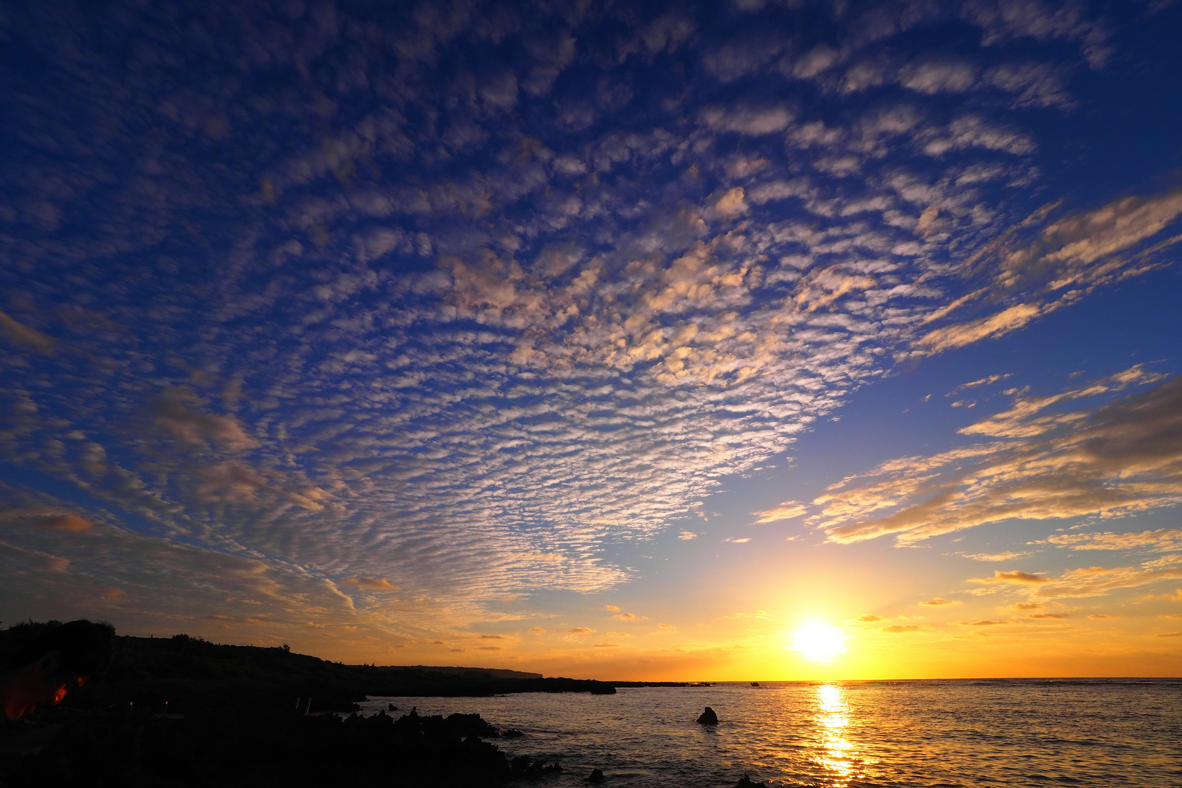 Hermoso atardecer sobre el océano con nubes texturizadas