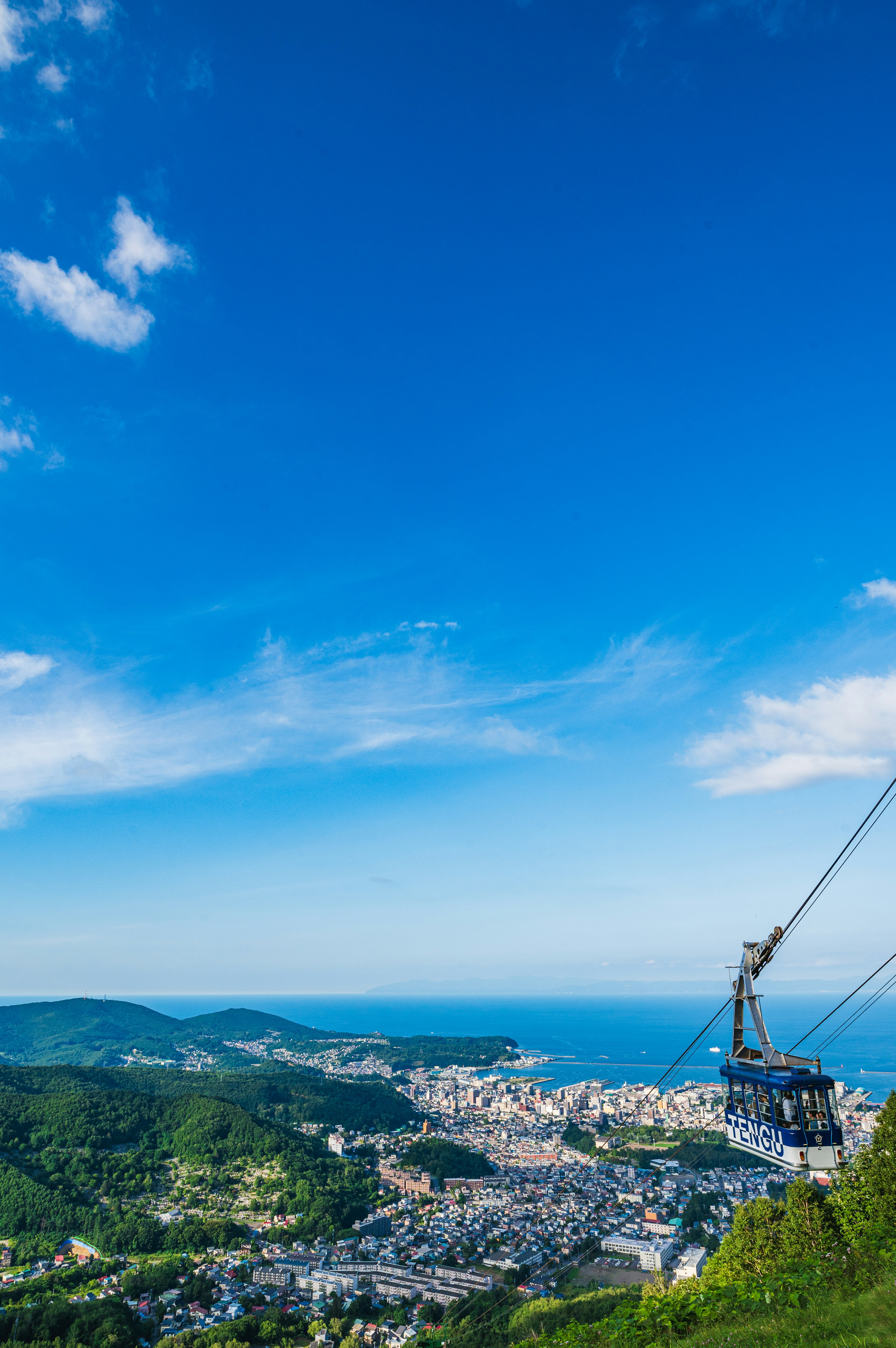 青空と海の美しい景色を背景にしたケーブルカーの風景