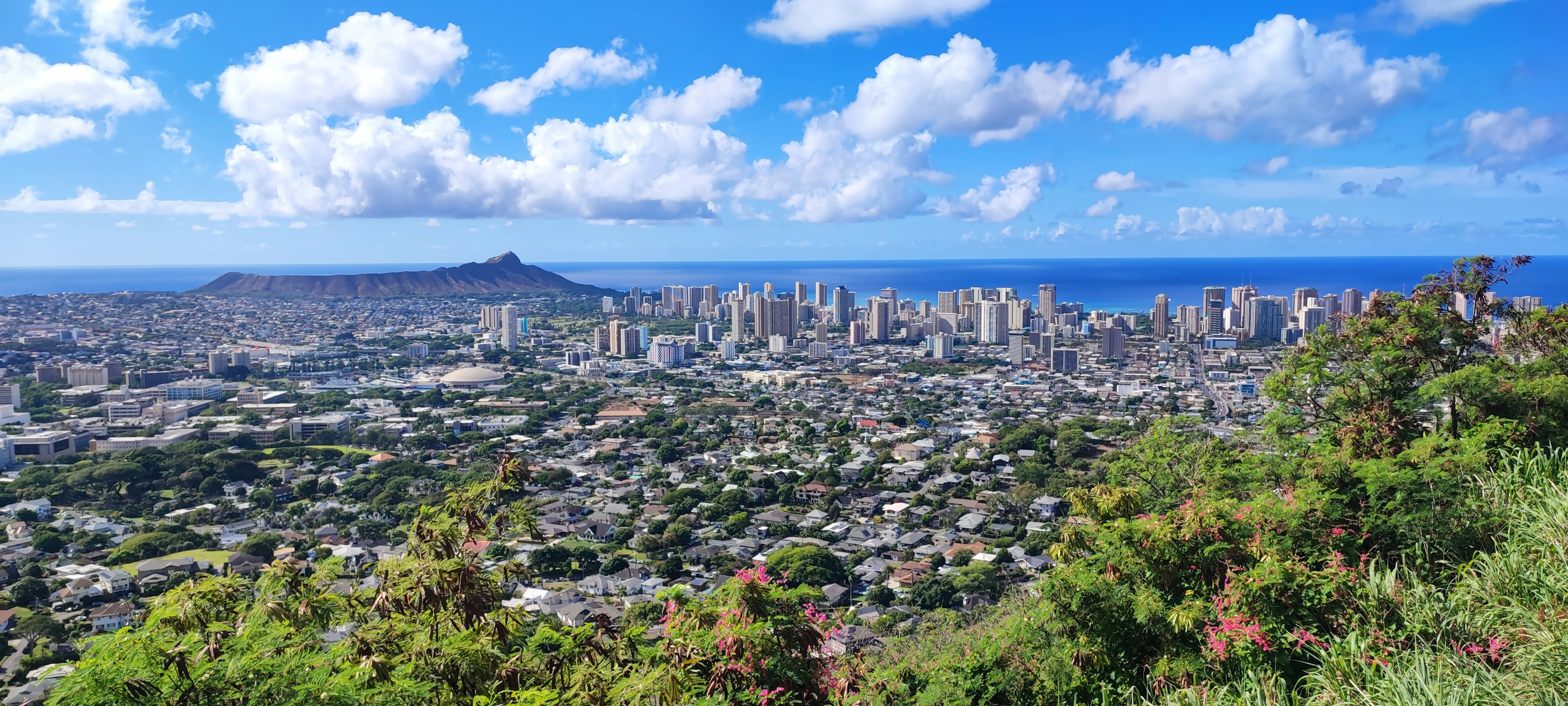 Pemandangan panorama Honolulu dengan Diamond Head di latar belakang