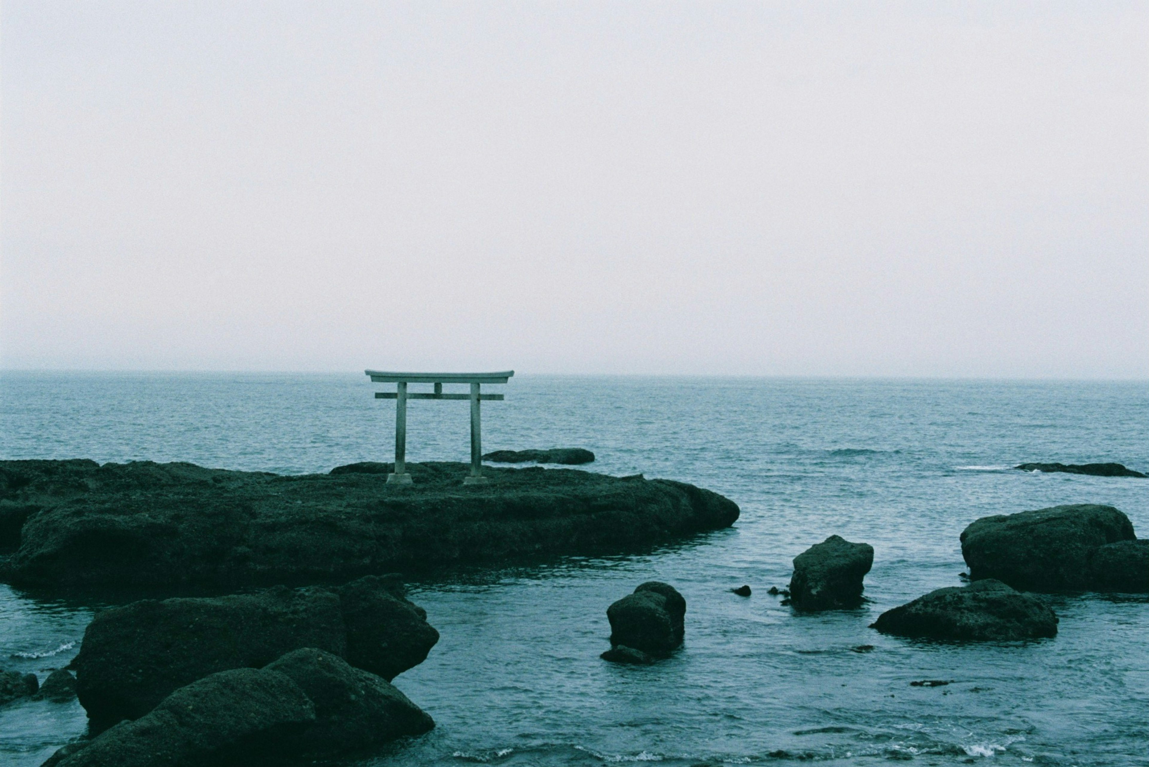 海に浮かぶ鳥居と岩の風景