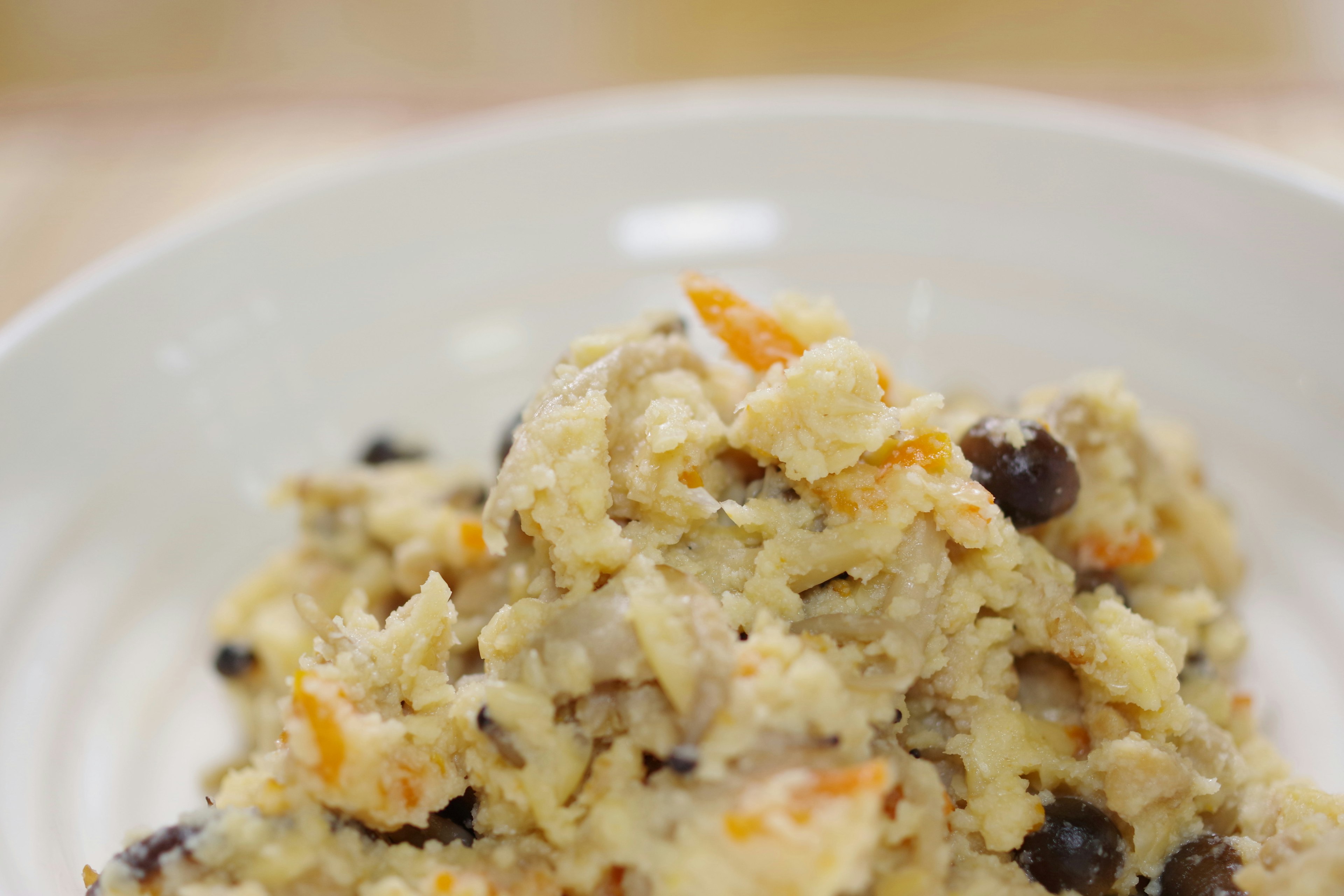 Plato de avena cremosa servido en un tazón blanco