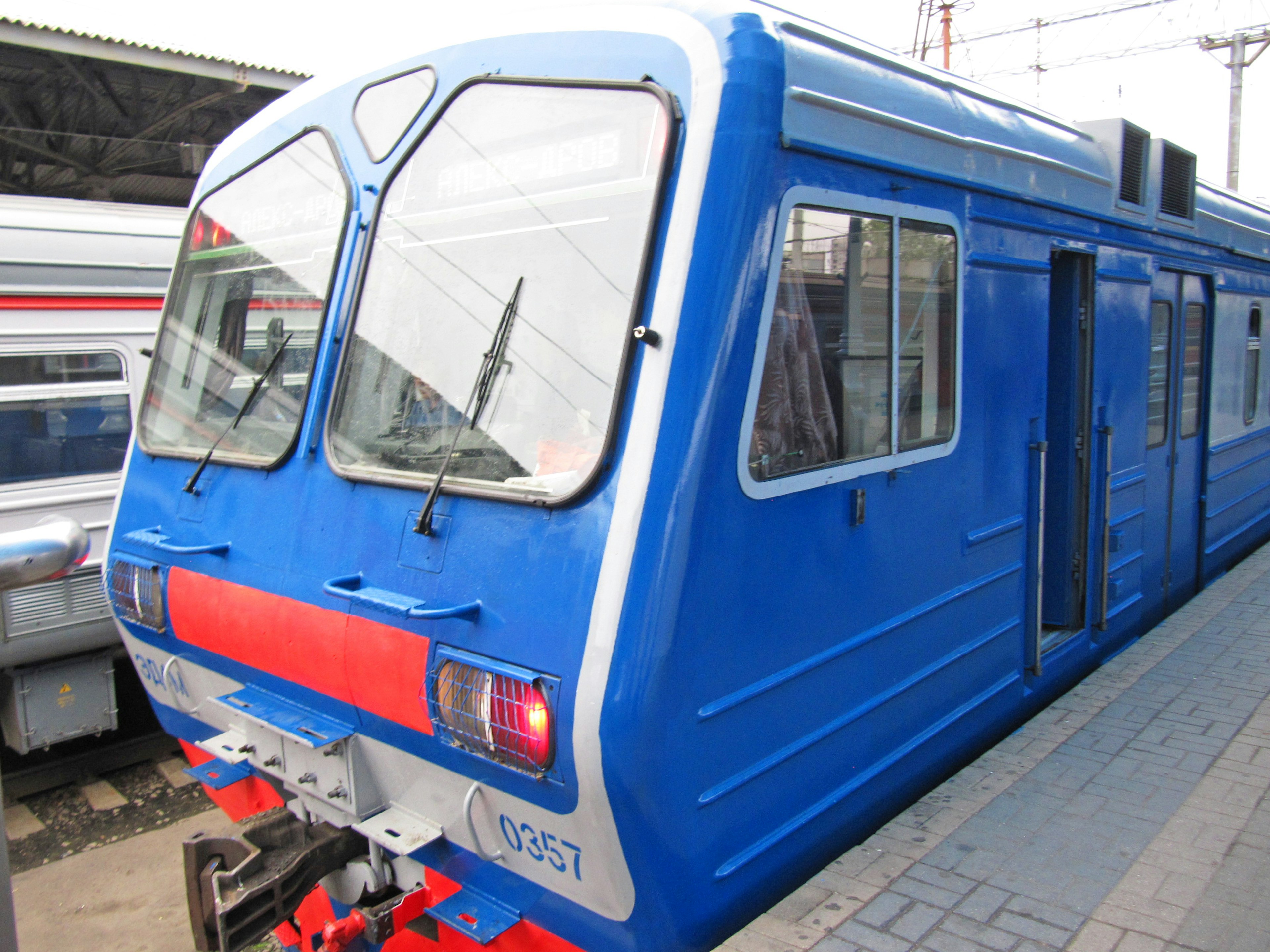 Kereta biru di stasiun dengan fokus pada bagian depan