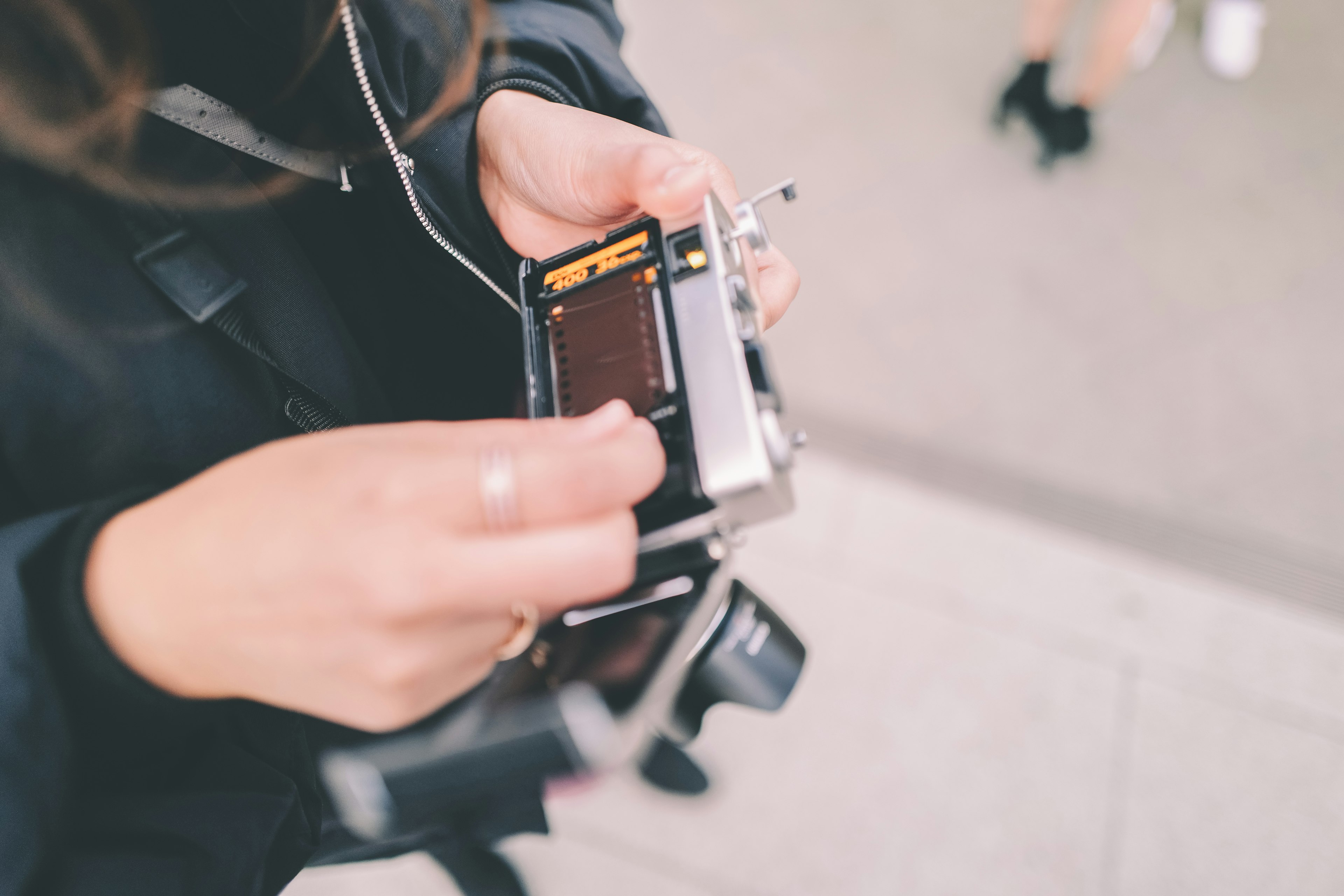 Persona che maneggia un rullino in una fotocamera