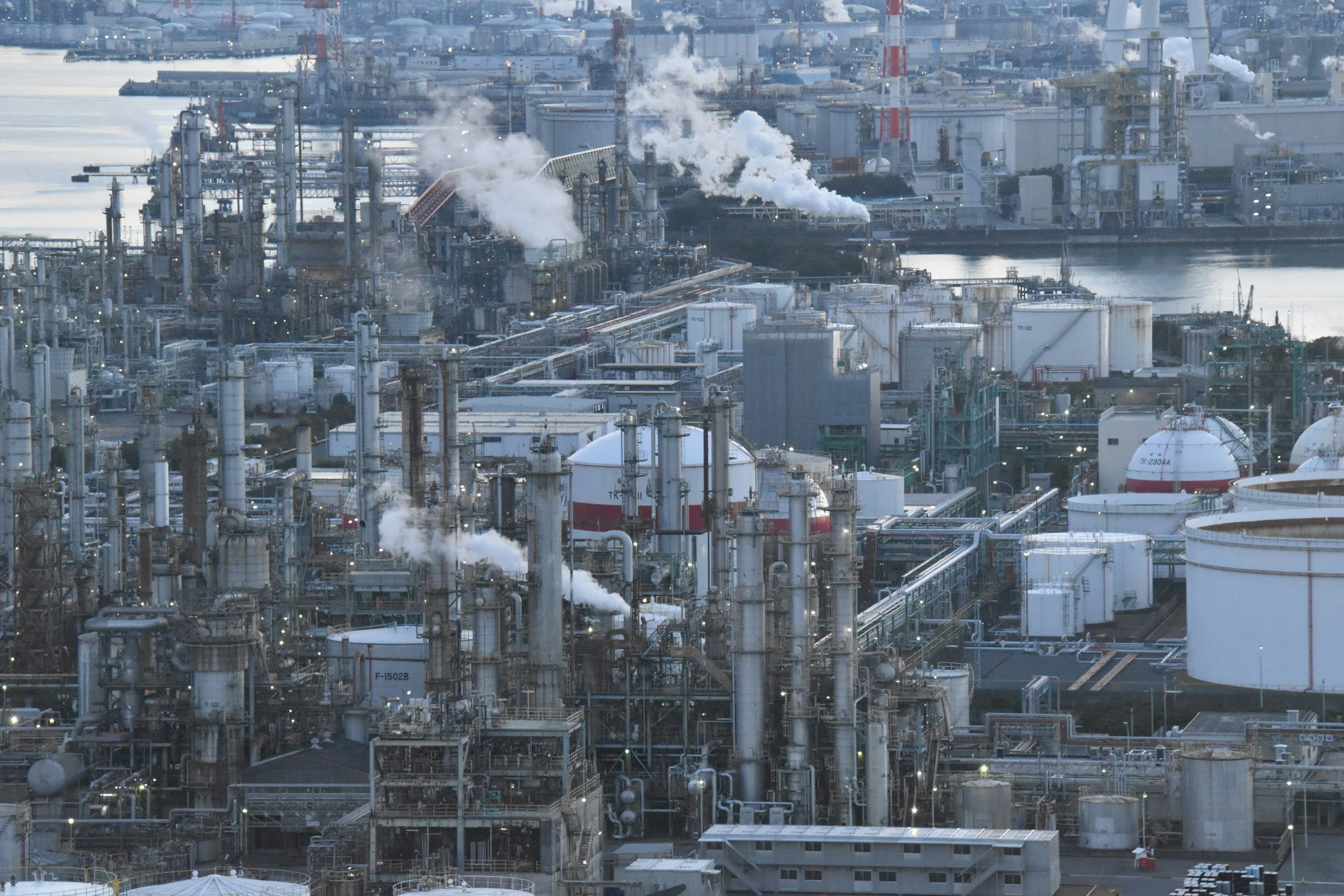 Área industrial con chimeneas y tanques de almacenamiento