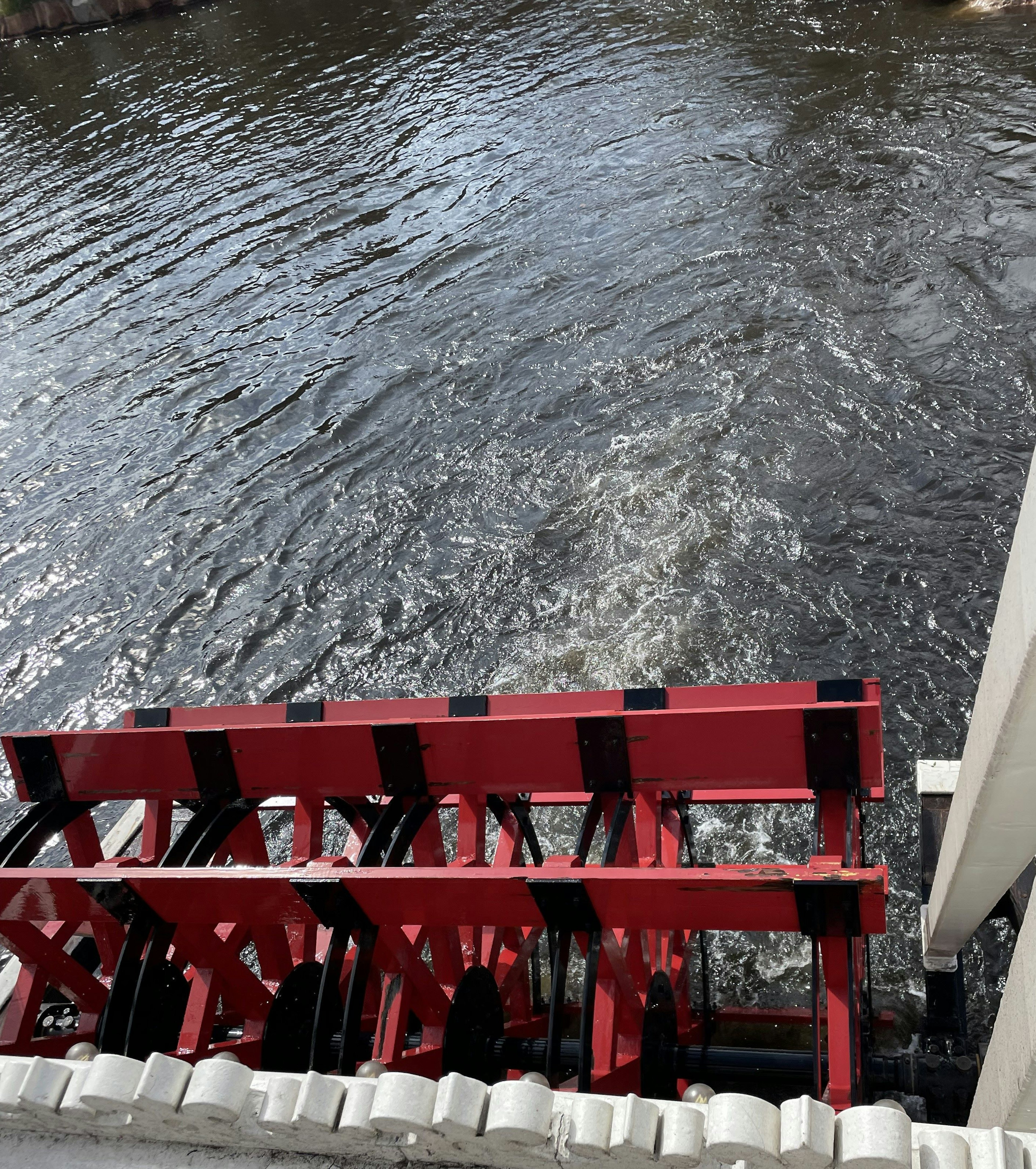 Structure de roue à eau rouge partiellement immergée dans l'eau