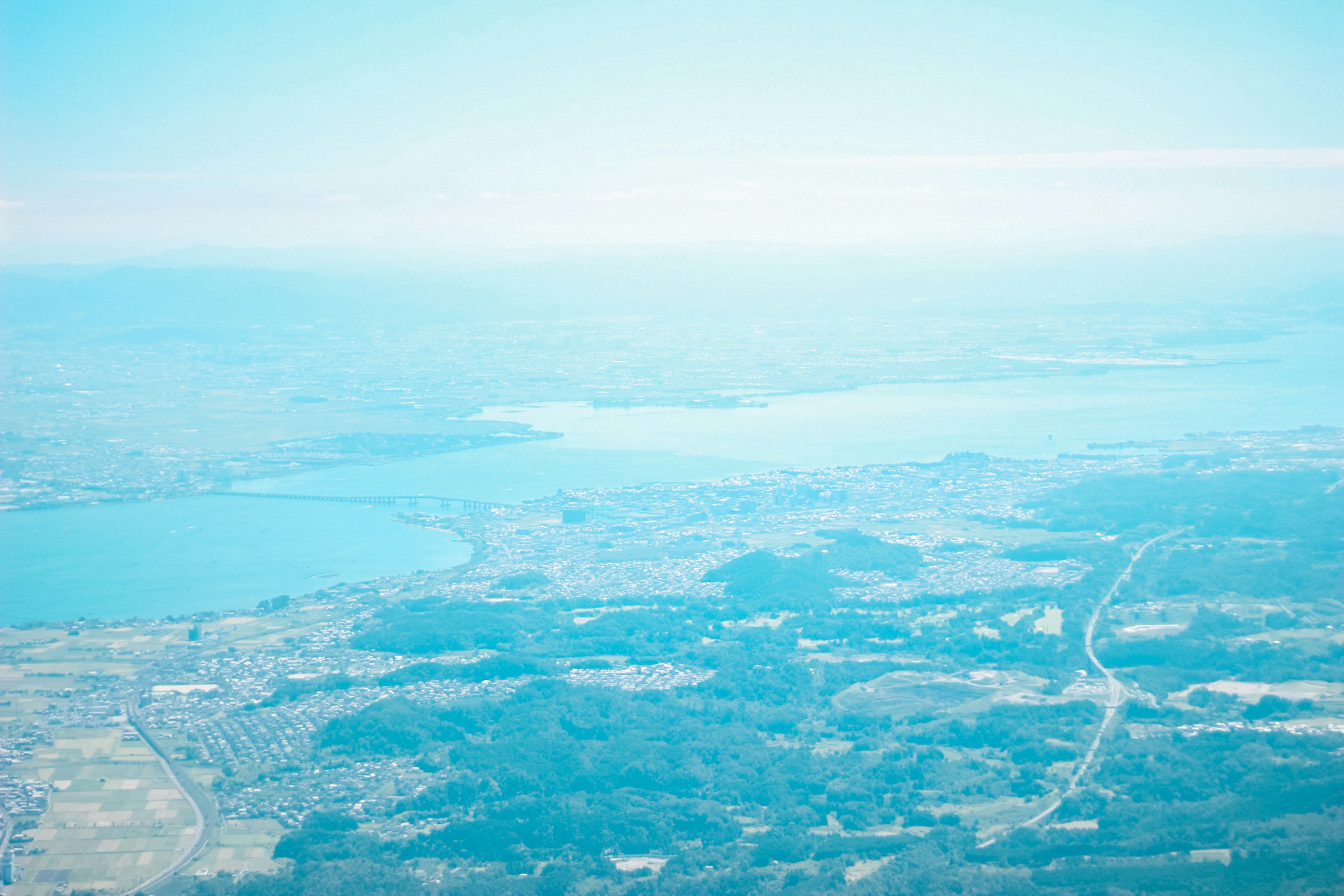 Vue aérienne d'un lac bleu et du paysage rural environnant