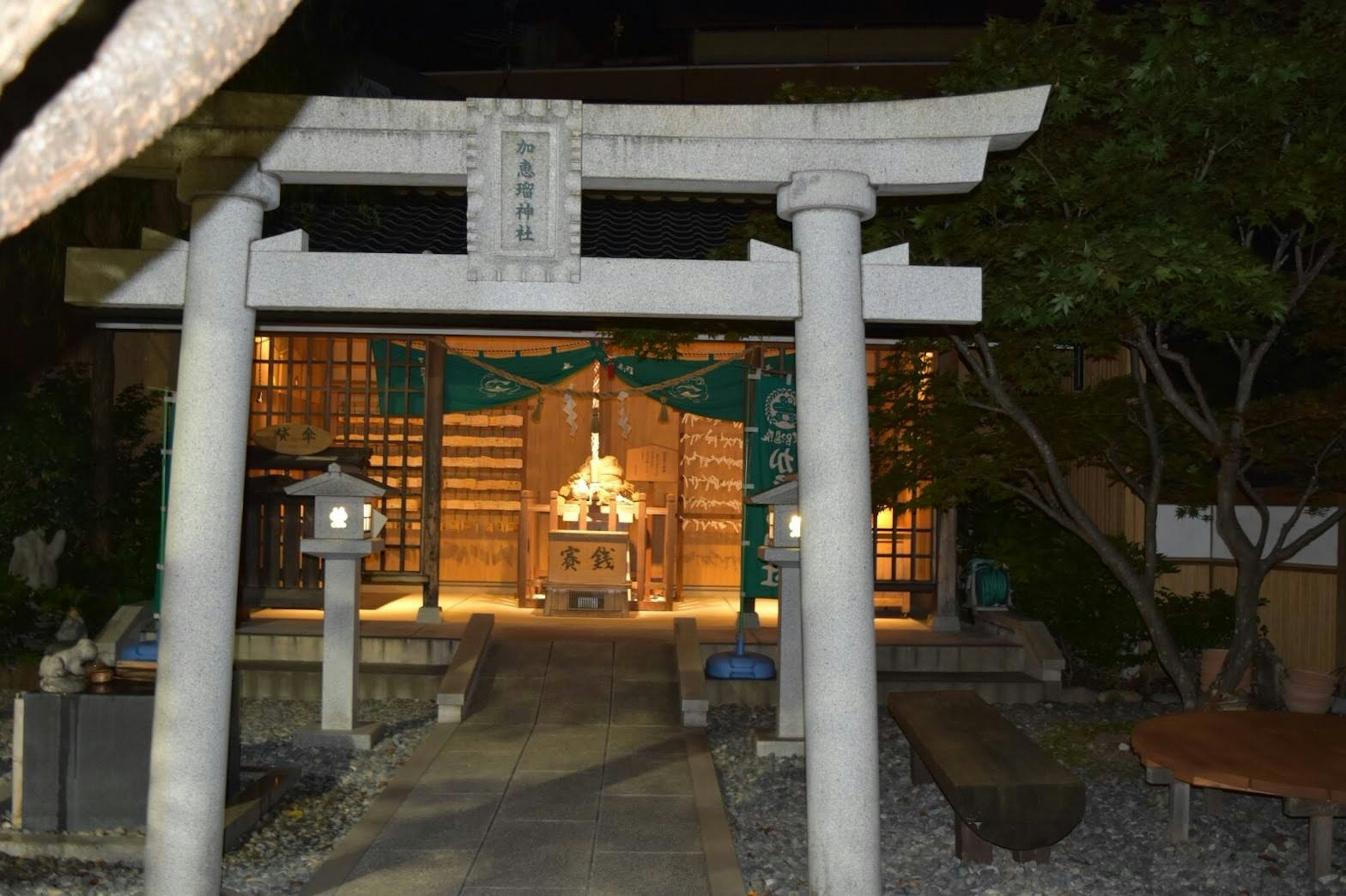 Puerta torii de un santuario con interior iluminado por la noche