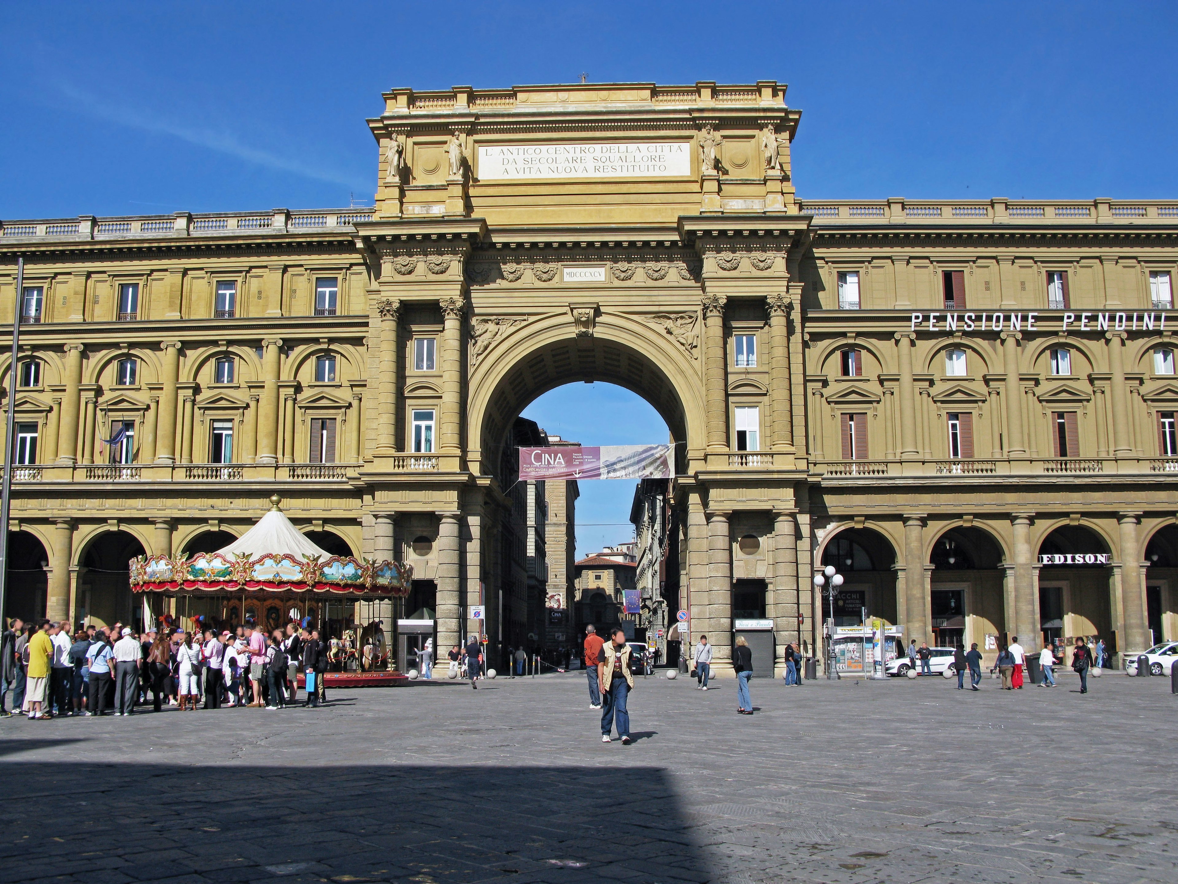 Tampilan luar Galeri Uffizi di Florence dengan wisatawan di alun-alun