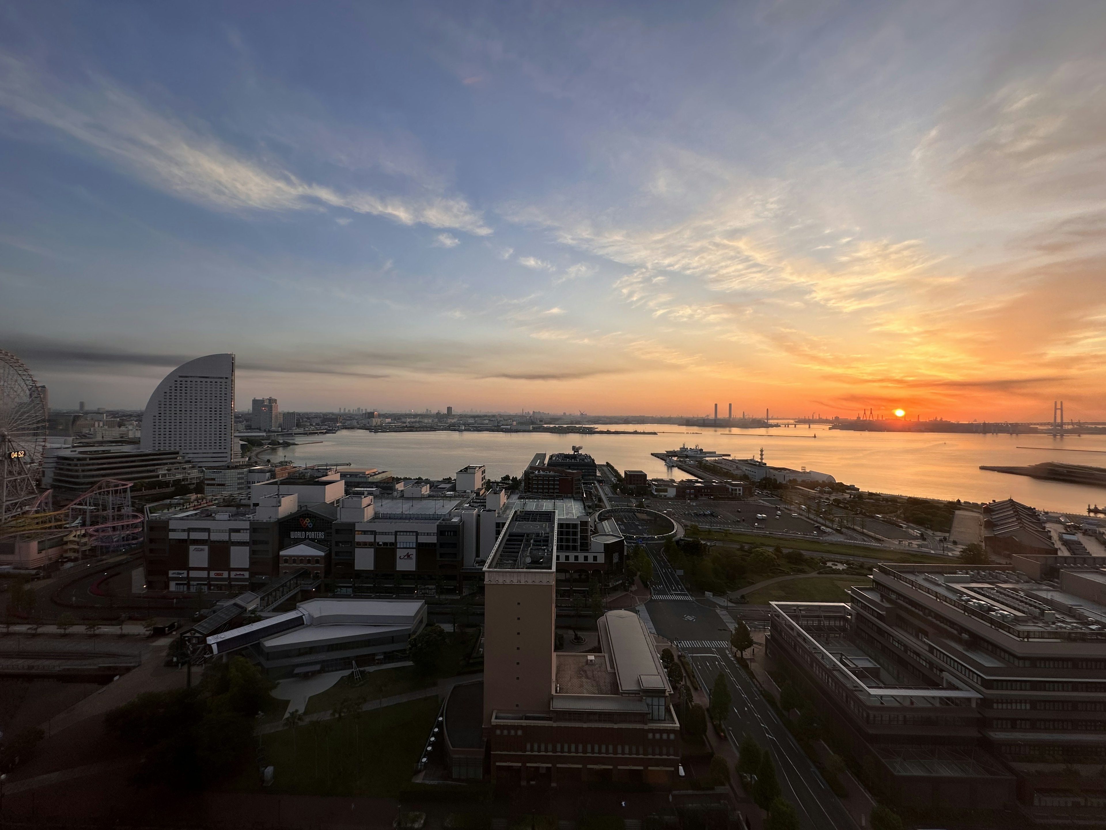 Tramonto sulla baia con skyline urbano